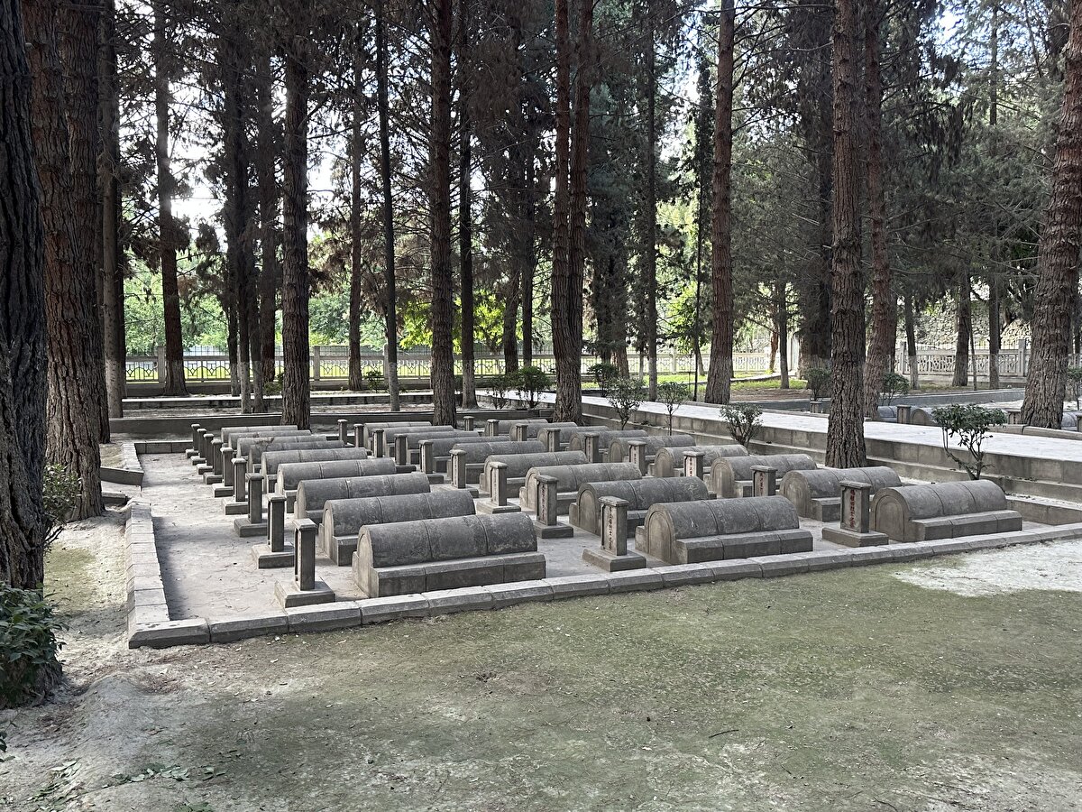 Gilgit'te Karakurum kara yolunun yapımı sırasında ölen Çinlilere ait 110 mezarlıktan oluşan bir anıt mezarlık da yer alıyor.