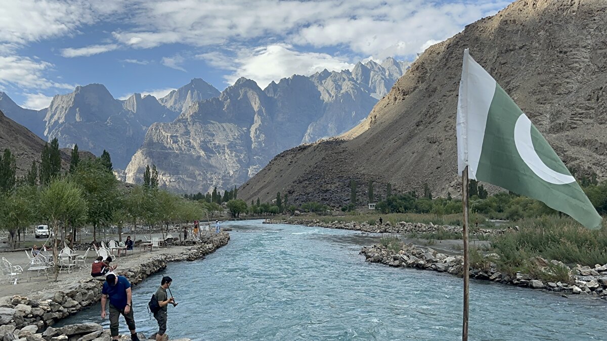 Pakistan’ın Gilgit-Baltistan bölgesi ile Çin’in Sincan Uygur Özerk Bölgesi’ni birbirine bağlayan iki ülke arasındaki tek kara geçiş noktası Khunjerab Sınır Kapısı da yine Hunza sınırlarında yer alıyor. Bu sınır, 4 bin 714 metre rakımıyla dünyadaki en yüksek sınır geçiş noktası özelliğini de taşıyor.