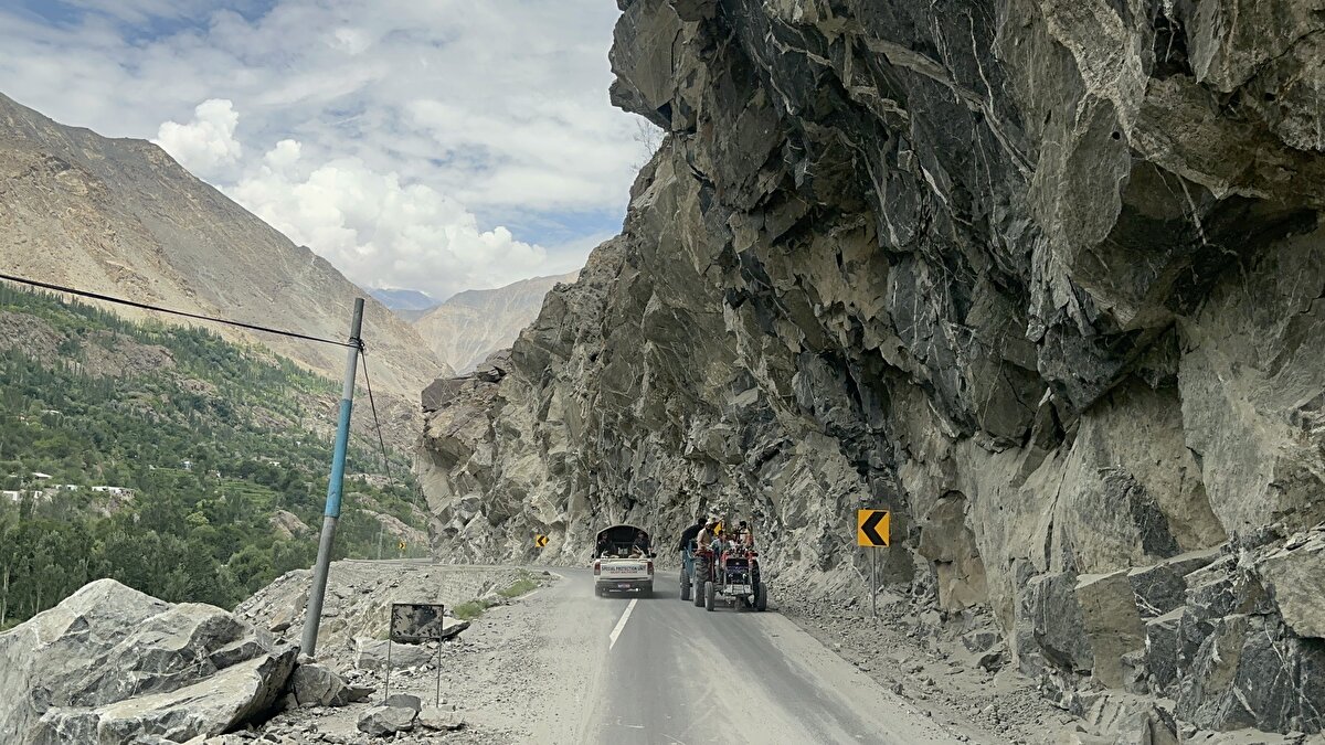 Baltit ve Altit kaleleri, Attabad Gölü, tarihî İpek Yolu güzergâhında bulunan ve üzerinde binlerce yıllık petroglif figürlerinin yer aldığı "Kutsal Kaya (Haldeikish)", Passu konileri ve sarp geçitlerle çevrili Karakurum kara yolu, Hunza'yı benzersiz kılıyor.