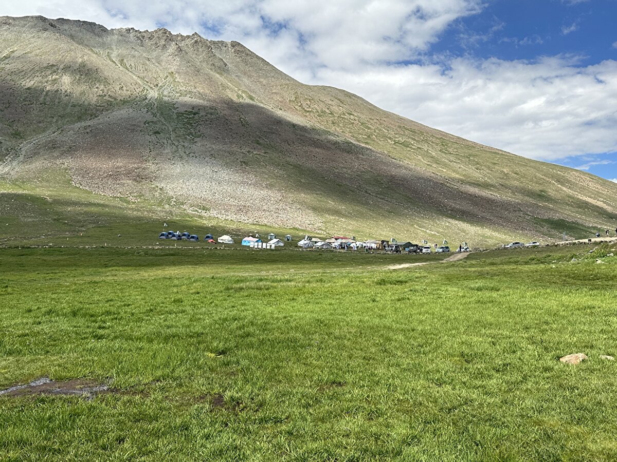 Hunza Vadisi de Gilgit-Baltistan'ın en çok turist çeken noktaları arasında. Vadiye yüksek noktadan bakıldığında yüksek dağlar, tepelerdeki buzullar, vadideki yeşillik ve buradan akan ırmak, masalsı görünüm ortaya çıkarıyor.