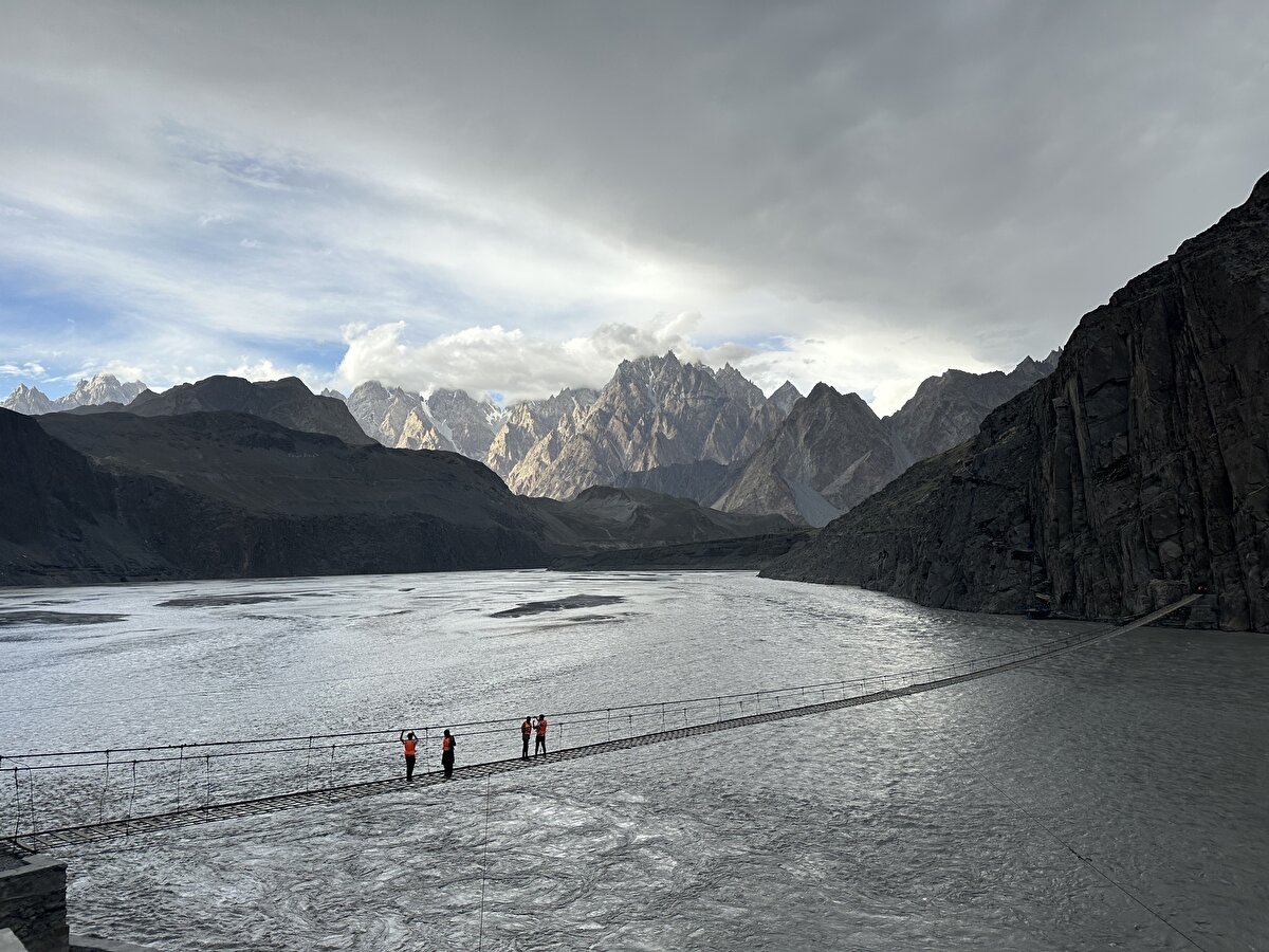 Hunza'nın Gojal kasabasında yer alan Hüseyni Asma Köprüsü, dünyanın en tehlikeli asma köprüleri arasında gösteriliyor. Uzunluğu 192 metre olan asma köprü, yöre halkının Hunza Nehri'ni güvenli şekilde geçmesi için yapılmış olsa da turistik bir noktaya dönüştürülmüş.