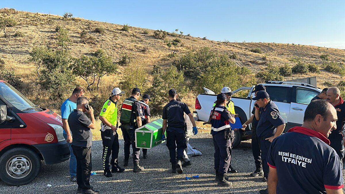 Kazada sürücü Sefa Eken ile araçlarda bulunan Cansu Güler ve Eren Eken ve 2 aylık olduğu öğrenilen Cansu Eken, hayatını kaybetti.<br><br>