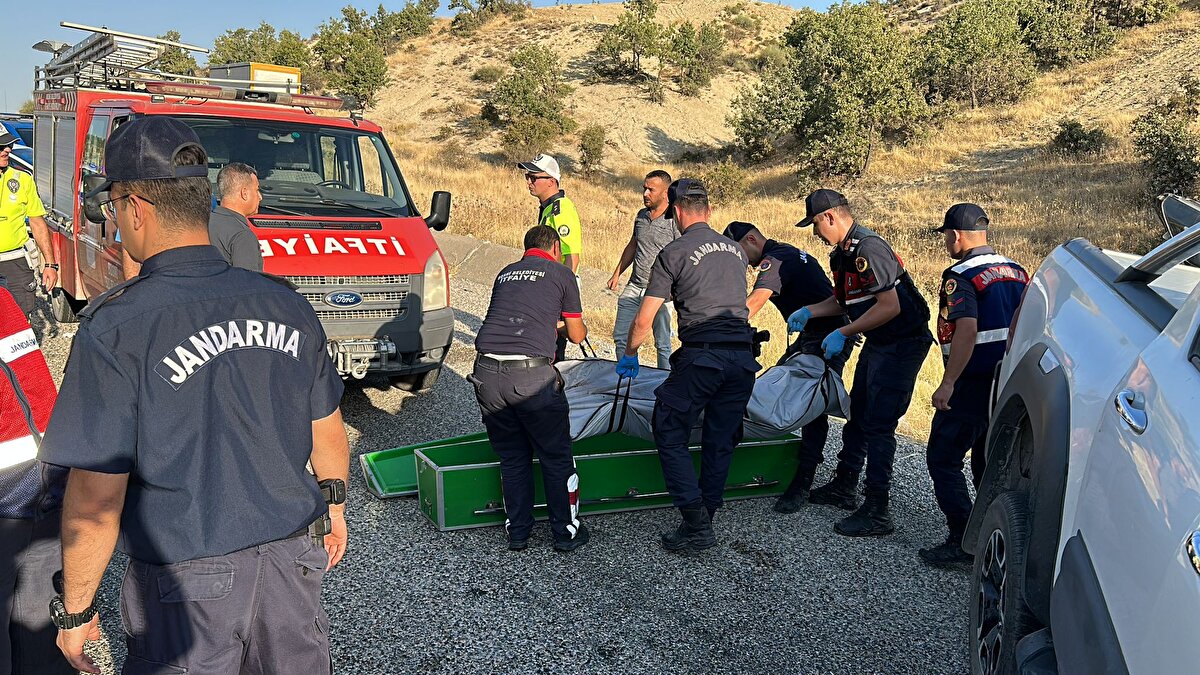 Çevredekilerin 112 Acil Çağrı merkezine bilgi vermesi üzerine olay yerine sağlık, polis ve jandarma ekipleri sevk edildi.<br><br>