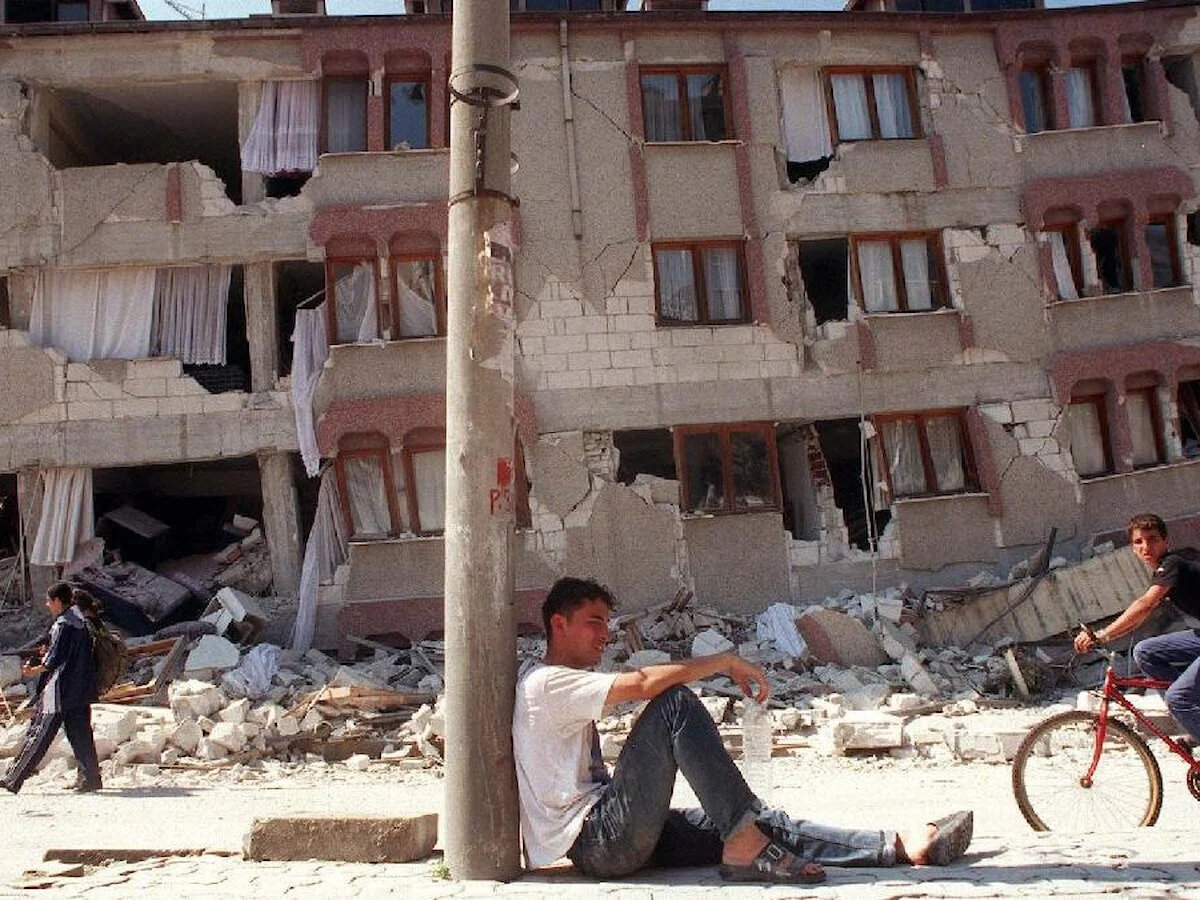 17 Ağustos ve 6 Şubat depremleri arasındaki en büyük farkın depremlerin ardından devlet kurumlarının ortaya koyduğu performans olduğuna değinen Serim, "Aradan geçen 24 yıllık sürede kurumlarımızın böylesine büyük afetlerin yaralarını sarma hususunda çok büyük bir ilerleme kaydettiğini bu yıl hep birlikte gördük. Devletimizin gücünü ve imkanlarını deprem bölgesine yürütülen ihya ve inşa faaliyetlerinde somut olarak görmeye devam edeceğiz. Depremden zarar gören illerin yeniden inşasında uluslararası ortaklarımızla çalışmayı sürdüreceğiz." ifadelerini kullandı.<br><br>Kocaeli Valisi Seddar Yavuz da depremi en iyi bilen kentlerden birisi olan Kocaeli'nin 6 Şubat depremlerinde ilk günden beri depremzedelerin yanında olduğunu belirtti.