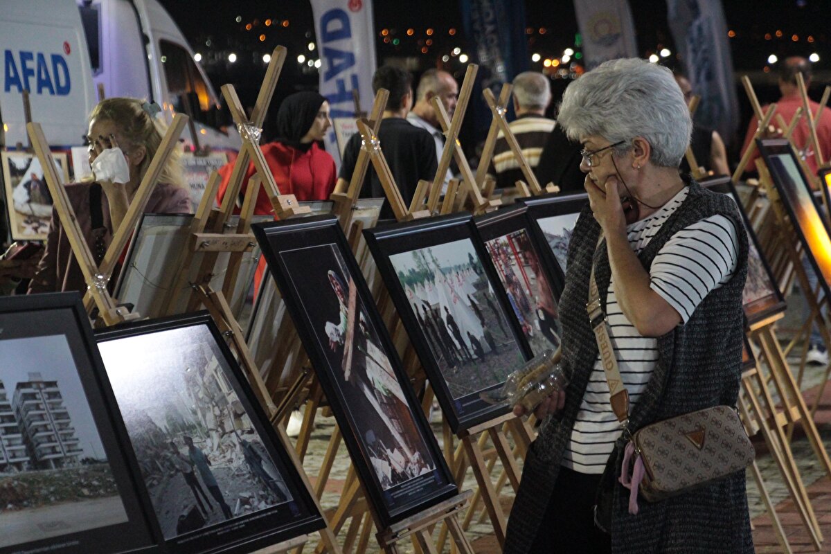 Kocaeli'de risk azaltma çalışmalarına devam ettiklerini ve afete dirençli toplum oluşturma stratejisini ortaya koyduklarını anlatan Yavuz, şunları söyledi:<br><br>"Yapmış olduğumuz tahkiklerden sonra 30 okulumuzu boşaltıp, tekrar yapmaya devam edeceğiz. 2020'den itibaren 553 derslikli 46 okulumuzu tamamen yeniledik ve eğitim öğretime açıktık. Şu an 333 derslikli okulumuzun inşaatı devam ediyor, yakın bir sürede teslim edeceğiz. 146 derslikli bir okulumuzun da ihalelerini yaptık yer tespit çalışmaları devam ediyor. Ayrıca 15 okulumuzun güçlendirmesini en geç 20 Eylül'de bitirmiş şekilde eğitim öğretime açmış olacağız. Tüm kamu binalarını elden geçiriyoruz. Depreme dayanıklı kamu kurum ve kuruluşlarını ortaya koyuyoruz."