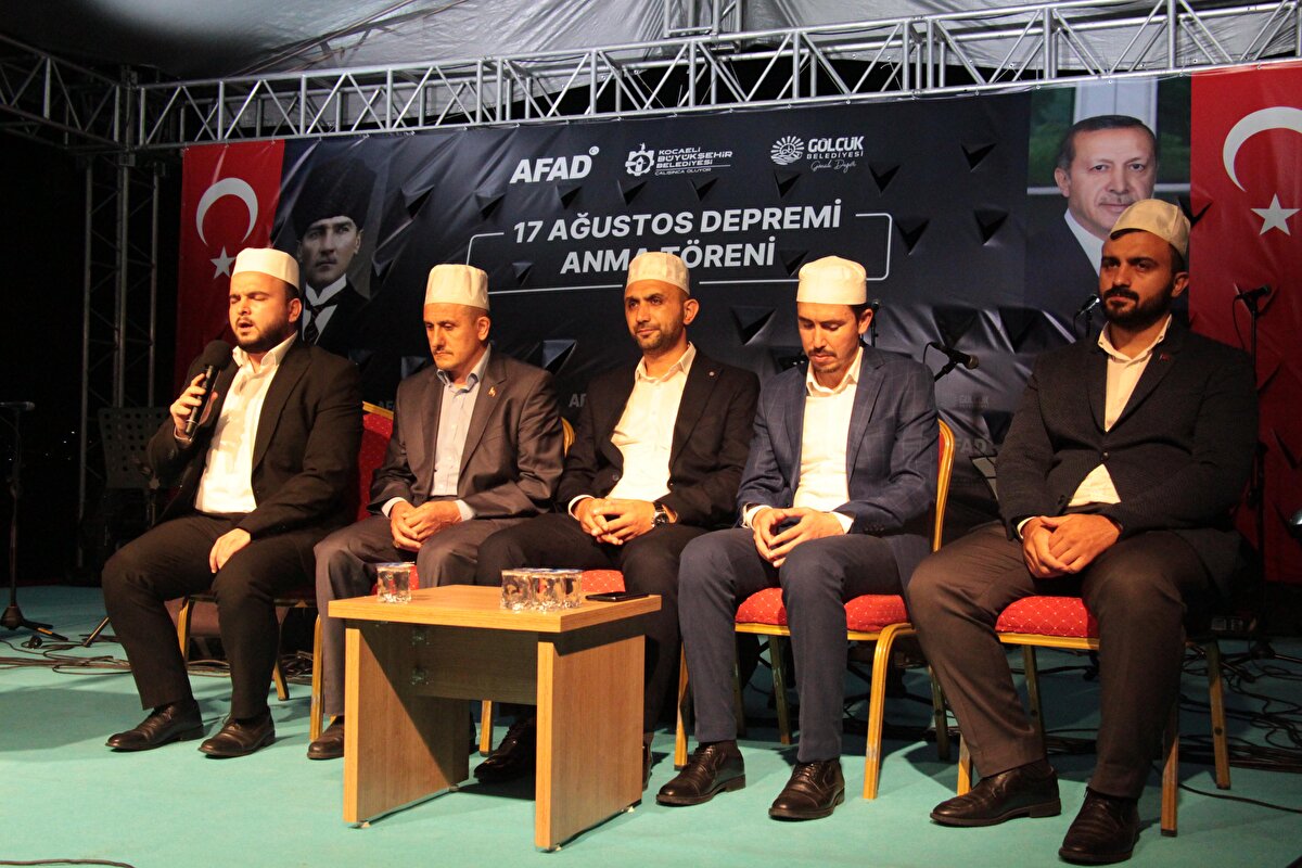 Marmara Caddesi'ndeki deprem anıtı önünde gerçekleştirilen etkinlik, saygı duruşunda bulunulması ve İstiklal Marşı'nın okunmasıyla başladı.<br><br>Programda konuşan Avcılar Kent Konseyi Başkanı Turgay Halisçelik, depreme karşı gerekli yasal düzenlemelerin tolerans gösterilmeden yapılması gerektiğini söyledi.<br><br>Halisçelik, "Bilim insanlarımız Marmara Bölgesi'nde ciddi bir deprem beklediklerini özellikle son 1 yıldır daha fazla dillendirmeye başladı. Bu bağlamda tespit edilen tüm riskli binaların bir an önce yıkılarak yerlerine depreme dayanıklı binaların yapılması gerekmektedir. Hiçbir şey insan hayatından değerli değildir." dedi.<br><br>Açıklamaların ardından grup, meşale yakarak deprem anıtı önüne karanfil bıraktı.<br><br>Programa siyasi parti ve sivil toplum kuruluşlarının temsilcileri ile depremde hayatını kaybedenlerin yakınları katıldı.<br><br>