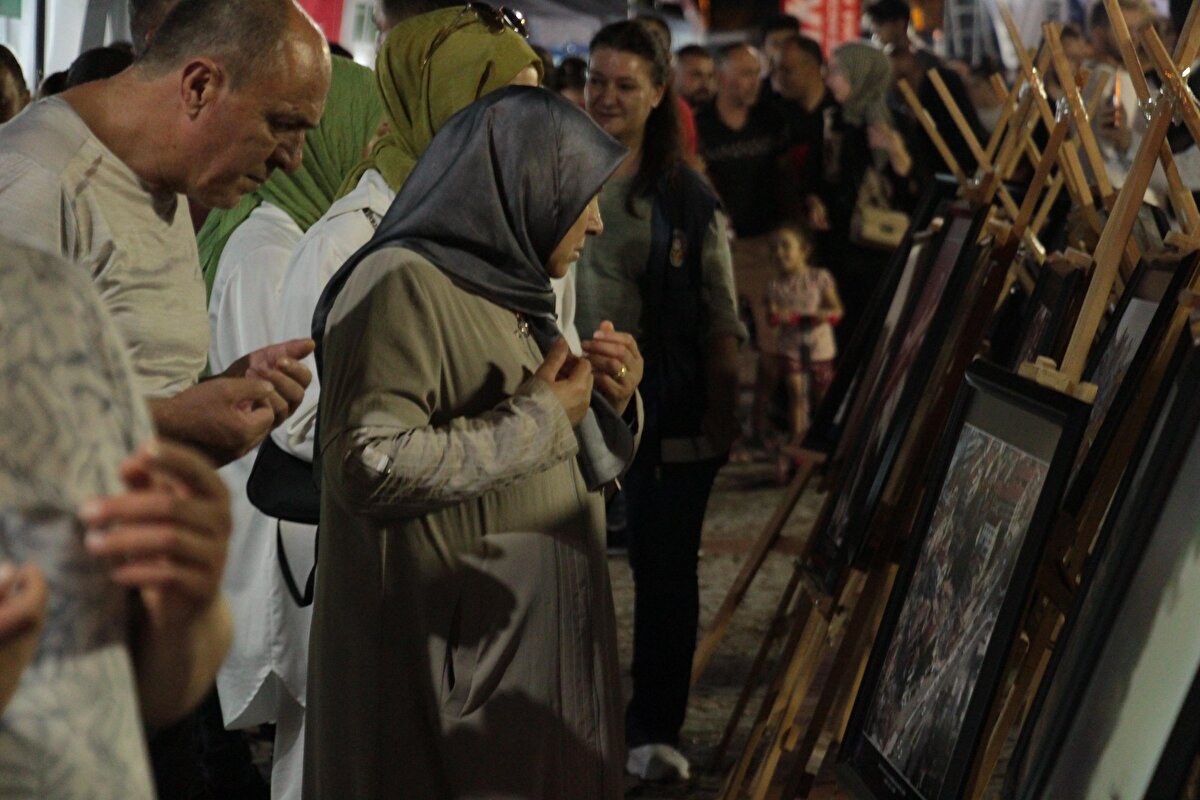Yüce, sadece yaraları sarmadıklarını, yara almamak için çalışmaları sürdürdüklerini belirterek, şu bilgileri paylaştı:<br><br>"Orta hasarlı yapılarda kat alımı, güçlendirme, zemin iyileştirmesi gibi uygulamalara gidildi. Ağır hasarlı binalar tamamen yıkıldı. Binalara verilen ruhsatlarda zemin etütleri ve raporlamaları şart koşuldu. Öncelikle Sakarya'da yatay mimari hakim oldu. Bu anlamda şehrimiz ülkemize örnek şehir olma özelliğine sahip oldu. Bunun böyle devam etmesini sağlamak mecburiyetindeyiz."<br><br>Etkinliğe, AK Parti Sakarya Milletvekili Ertuğrul Kocacık, belediye başkanları, kurum müdürleri ve vatandaşlar katıldı.