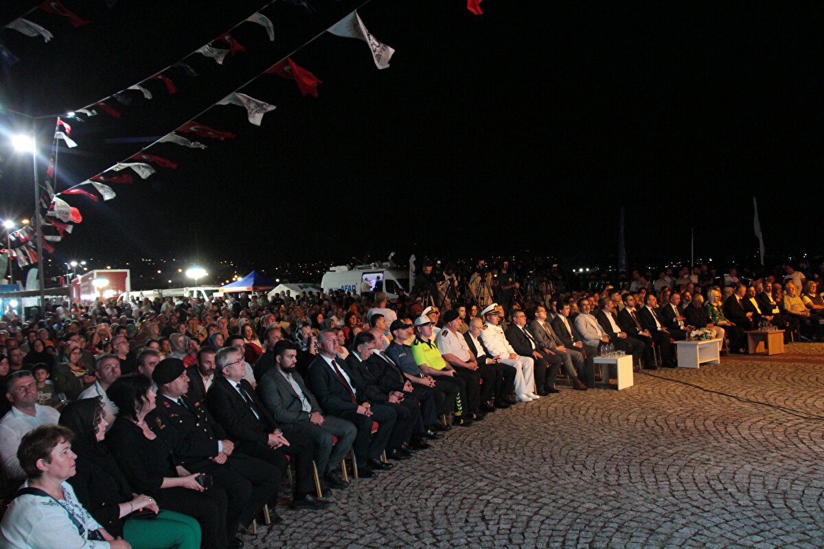 Kocaeli'deki 250 bin konutun risk taramasının yapılmaya başlandığını ifade eden Büyükakın, "Belediyemiz, 2 üniversitemiz, inşaat mühendisleri odası ve valiliğimizin desteğiyle taramalarımızı yapıyoruz. Yaklaşık yüzde 15'i tarandı. 1 ay geçti 9 aylık zaman zarfında tamamını bitireceğiz. Risk haritası çıkartıldığında gerekli adımlar atılacak. Titiz bir şekilde çalışmalar yürütülüyor. Çok geç olmadan bu çalışmaları tamamlayıp olası büyük İstanbul depremine bu kent hazır olmuş olacak. Yeni acılar yaşamamış olacağız." şeklinde konuştu.<br><br>Programda AK Parti Kocaeli Milletvekili Saddetin Hülagü, Gölcük Belediye Başkanı Ali Yıldırım Sezer ile Japonya'nın İstanbul Başkonsolosu Kenichi Kasahara da konuşma yaptı.