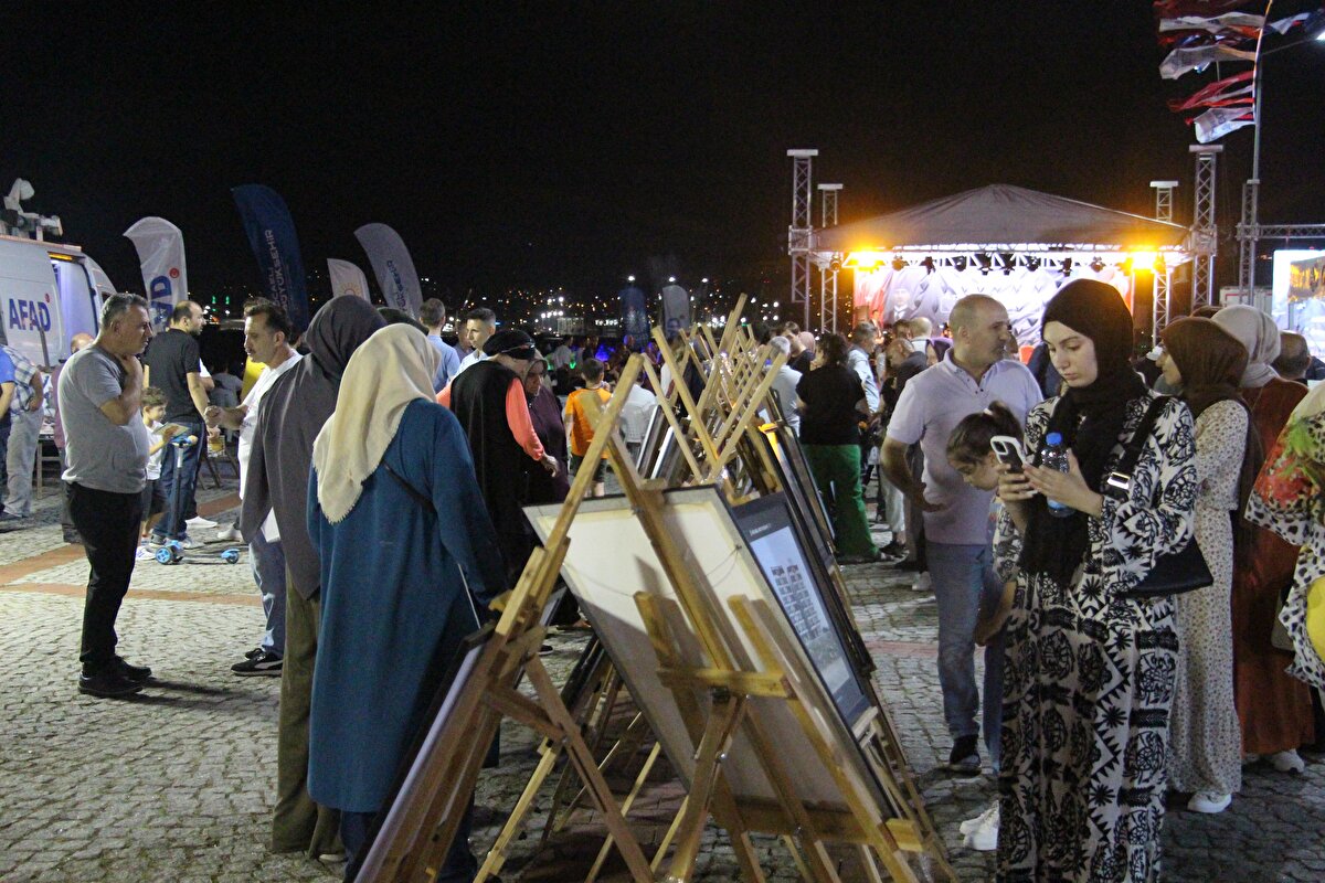 Sakarya Büyükşehir Belediyesince Demokrasi Meydanı'nda düzenlenen etkinlikte, Kur'an-ı Kerim tilavetinin ardından ilahi ve kasideler okundu. Bazı vatandaşlar, kasideler okunduğu sırada gözyaşlarına hakim olamadı.<br><br>Programda konuşan Sakarya Büyükşehir Belediye Başkanı Ekrem Yüce, deprem şehitlerini rahmetle andı, yakınlarına sabır diledi.<br><br>"Asrın felaketi" olarak nitelenen 6 Şubat'taki Kahramanmaraş merkezli depremlerde ilk günden itibaren afetzedelerin yaralarını sarmaya çalıştıklarını anlatan Yüce, "'Sizi en iyi biz anlarız' diyerek gündüz gece demeden İskenderun'da, Diyarbakır'da, Kahramanmaraş'ta, Adıyaman'da ve Hatay'da ilk günden itibaren hummalı çalışmalar gerçekleştirdik. Deprem konusunda bu kadar hassas olmamızın, canla başla çalışmamızın sebebi, malumunuz 1999 depremidir. Bizler bu acıyı yaşadık. 'Acı düştüğü yeri yakar' derler, çok doğru. Acı düştüğü yeri gerçekten yakıyor. Bize düşen, o yanan acıya bir merhem olabilmek." diye konuştu.