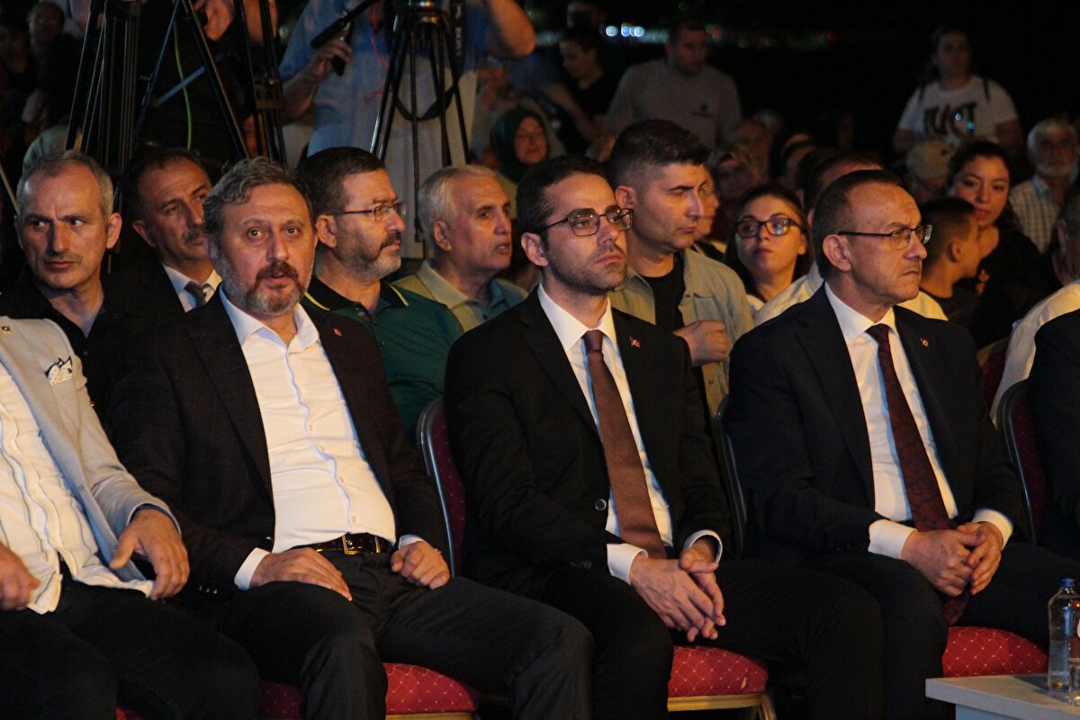 Deprem Anıtı'nda stantların gezilmesiyle başlayan program, 15 Temmuz Demokrasi ve Cumhuriyet Meydanı'nda toplanan katılımcıların sahildeki Deprem Anıtı'na kadar "sessiz yürüyüş"ü ile devam etti.<br><br>Depremde hayatını kaybedenlerin isimleri yazılı mermer blokların bulunduğu anıta karanfil bırakan katılımcılar, deprem günü çekilen fotoğrafların yer aldığı sergiyi ve salonları gezdi.<br><br>Sinevizyon gösterisinin sunulduğu program, Kur'an-ı Kerim tilaveti ve okunan Mevlid-i Şerif'in ardından deprem saati olan 03.02'de duaların edilmesiyle son buldu.<br>