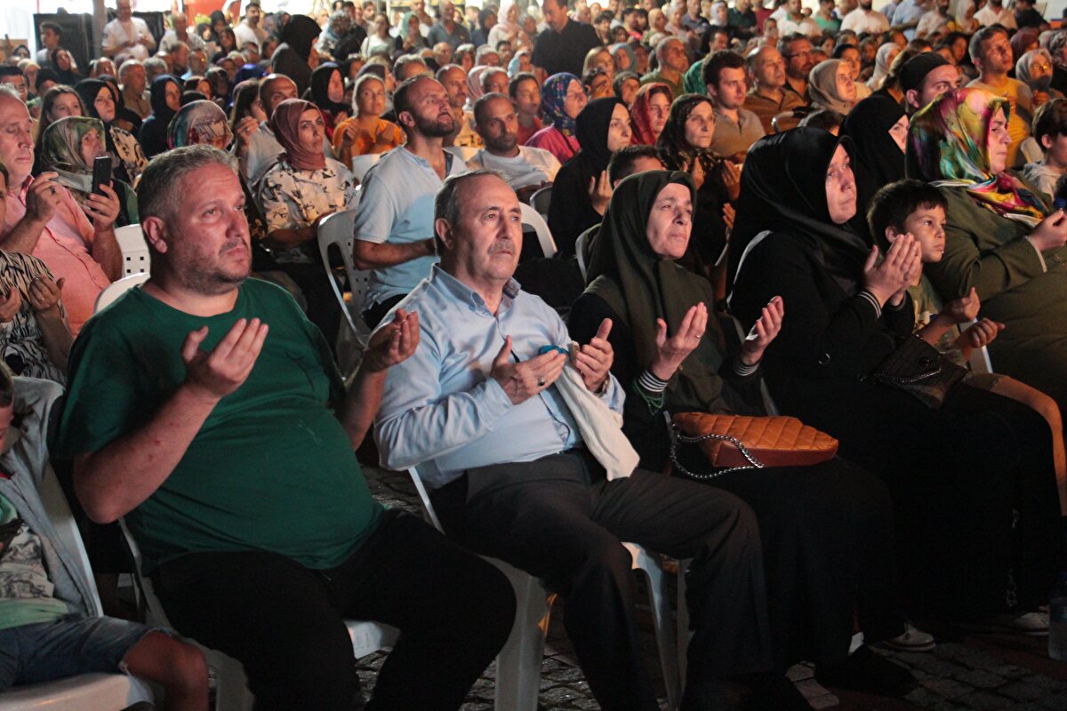 Kocaeli Büyükşehir Belediye Başkanı Tahir Büyükakın ise depreme önceden hazır olmanın önemine değinerek, "Deprem anında yapılması gerekenlere odaklanmak depremden sonrasına ilişkin sürecin yönetilmesine hazır olmak önemli. Her yıl üzerine koyarak gidiyoruz. O günden bugüne kadar yöneticilerimiz çok güzel hizmet ettiler. Biz de çalışmalarımıza hız kesmeden devam ediyoruz." dedi.