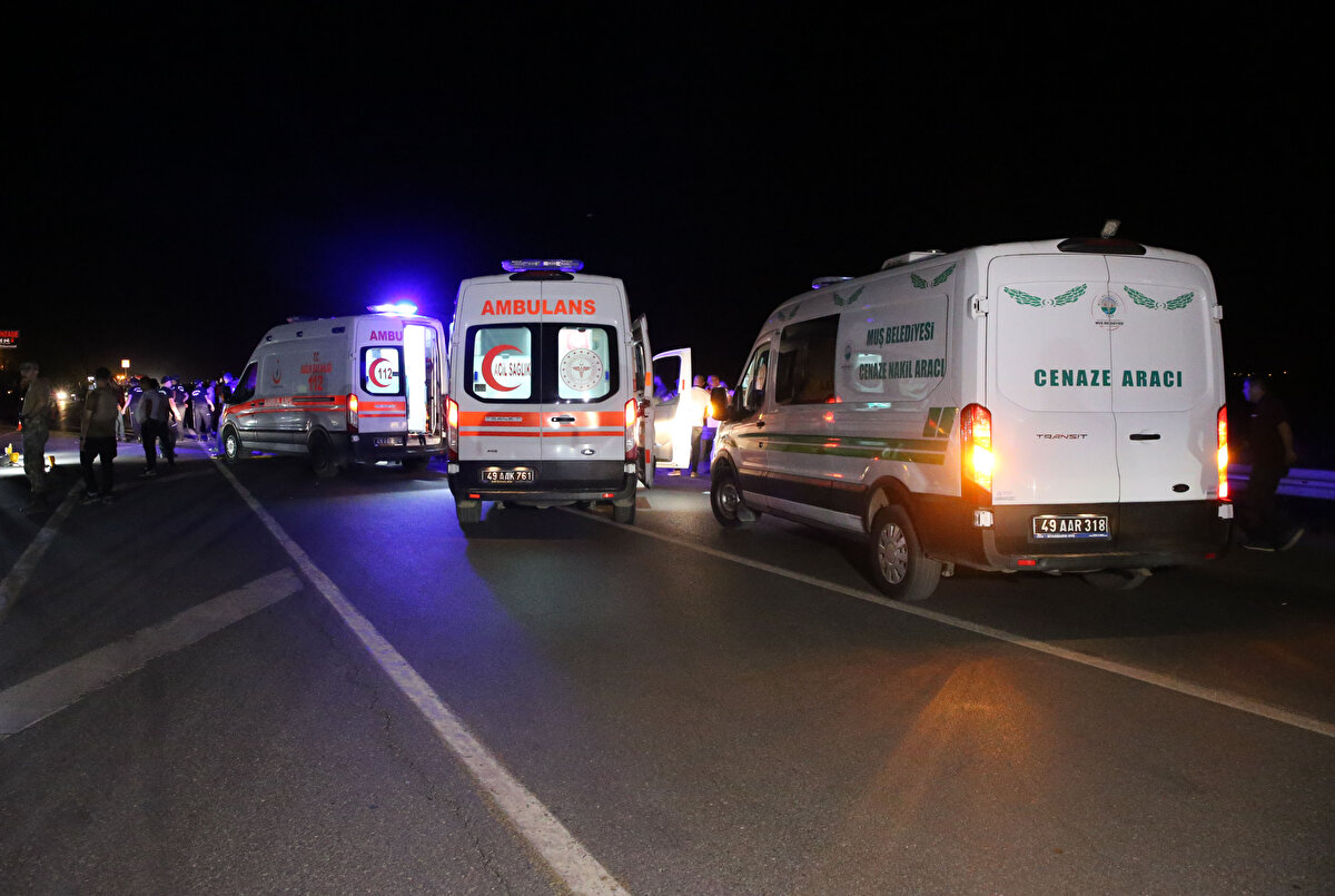 Sürücülerin isimlerinin henüz belirlenemediği araçlar zincirleme kazaya karıştı. Kazada, araçlarda bulunan Sezgin Karakuş, Alican Çiçek ve Ferman Uçar hayatını kaybetti.<br><br>