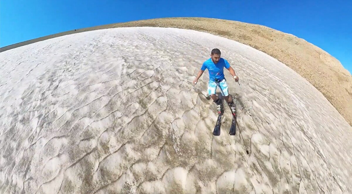 Serinlemek isteyenleri zirveye davet eden Atila, "Şu an Erzincan Ergan Dağı Kayak Merkezi'nin zirvesindeyiz. Bulunduğumuz rakım, deniz seviyesinden 3 bin 250 metre yükseklikte. Hava ne kadar sıcak olursa olsun, burada 12 ay boyunca kar var. Ben de bunu fırsat bilerek ağustos ayında kayak takımlarımı aldım ve arkadaşımla kros motoruyla dağın zirvesine çıktık. Saatlerce mis gibi havada kayak yaptık. Sıcaktan bunalan herkesi Erzincan'a bekliyoruz" diye konuştu.