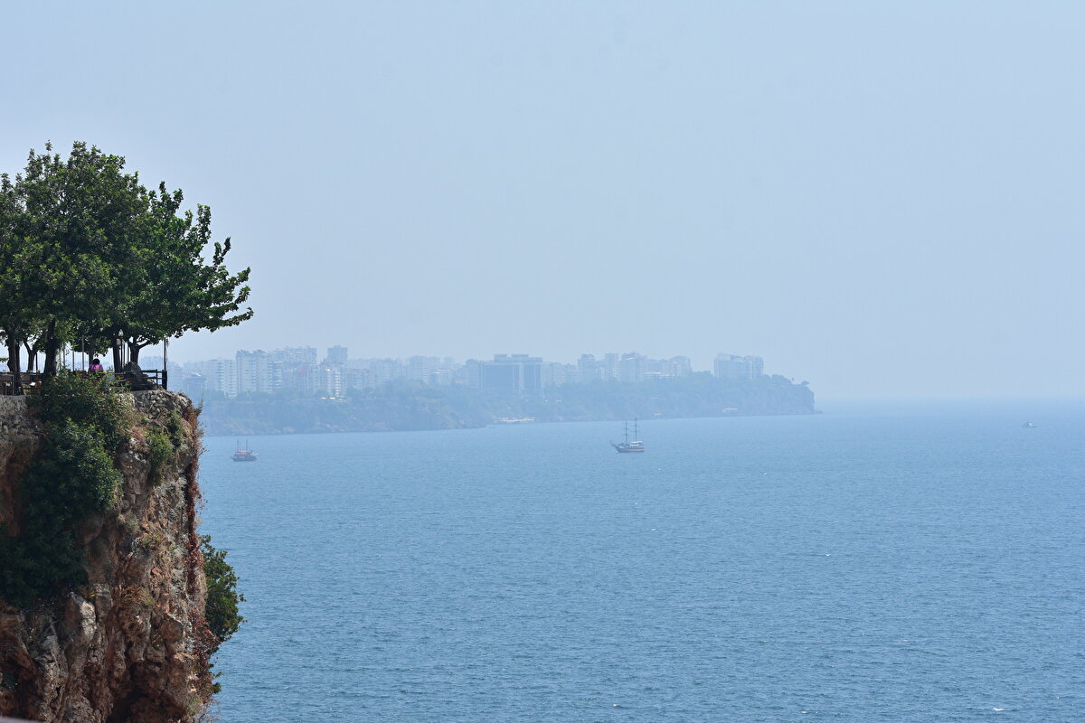 Hava sıcaklığının 31, deniz suyu sıcaklığının 32 derece ölçüldüğü kentte, nem oranı yüzde 87'e ulaştı.<br><br>Sıcaklık ve yüksek nemden bunalanlar sahillerde yoğunluk oluşturdu.