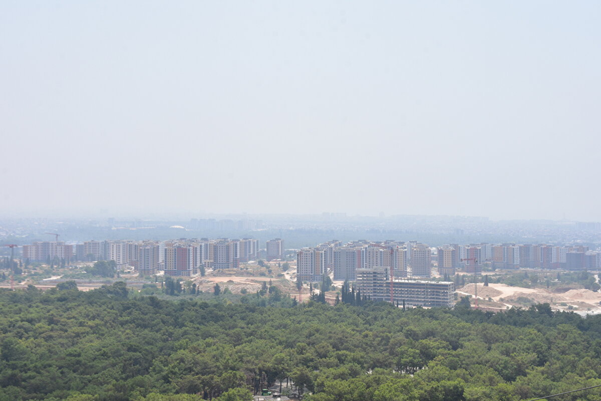 Nem oranının yüksekliği nedeniyle kent üzerinde bulutlu bir görüntü oluşması dikkati çekti. Konyaaltı'nda varyant bölgesinden sahili izleyenler, Beydağlarını görmekte güçlük çekti.<br><br>