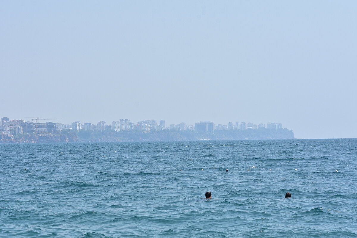 Vatandaşlar ve tatilciler, Konyaaltı, Sarısu ve Lara sahillerinden denize girerek serinlemeye çalıştı.<br><br>Bazı tatilciler sahil bandındaki ağaçların altında yürüyüş yaparken bazıları da parklardaki gölgelik alanlarda dinlenmeyi tercih etti.