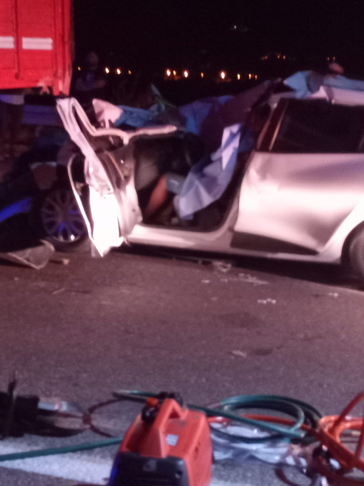 İhbar üzerine gelen sağlık ekiplerince yapılan kontrolde otomobilin sürücüsü Serkan Ç.'nin yaşamını yitirdiği, araçtaki eşi S.A.Ç. (32), oğlu E.Ç. (7) ve kızı E.N.Ç.'nin (2) yaralandığı belirlendi.<br><br>