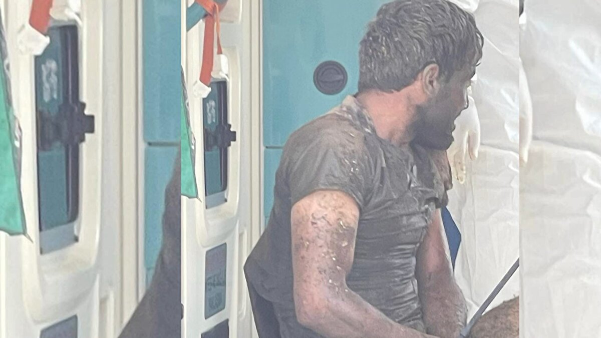 Uzun bir sürenin ardından ikna edilen Faras, özel kıyafetli ekiplerce ambulansla Akçakale Devlet Hastanesine götürüldü. İlçede panik ve tedirginlik yaratan olay üzerine kuduz hastası Suriyeli gencin temasta bulunduğu kişi veya kişilerin tespit çalışması devam ediyor.<br><br>