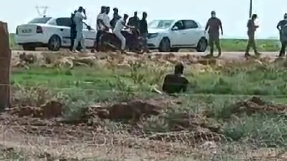 Akçakale Devlet Hastanesi’nden kaçan Faras'ı bulmak için polis ve sağlık ekipleri arama çalışması başlattı. Kaçan Faras hastaneye 10 kilometre mesafedeki Dibat Mahallesi'nde boş tarlada bulundu. Etrafa korkuyla bakan Faras'ın ikna olması için Arapça bilen görevliler çağrıldı.<br><br>