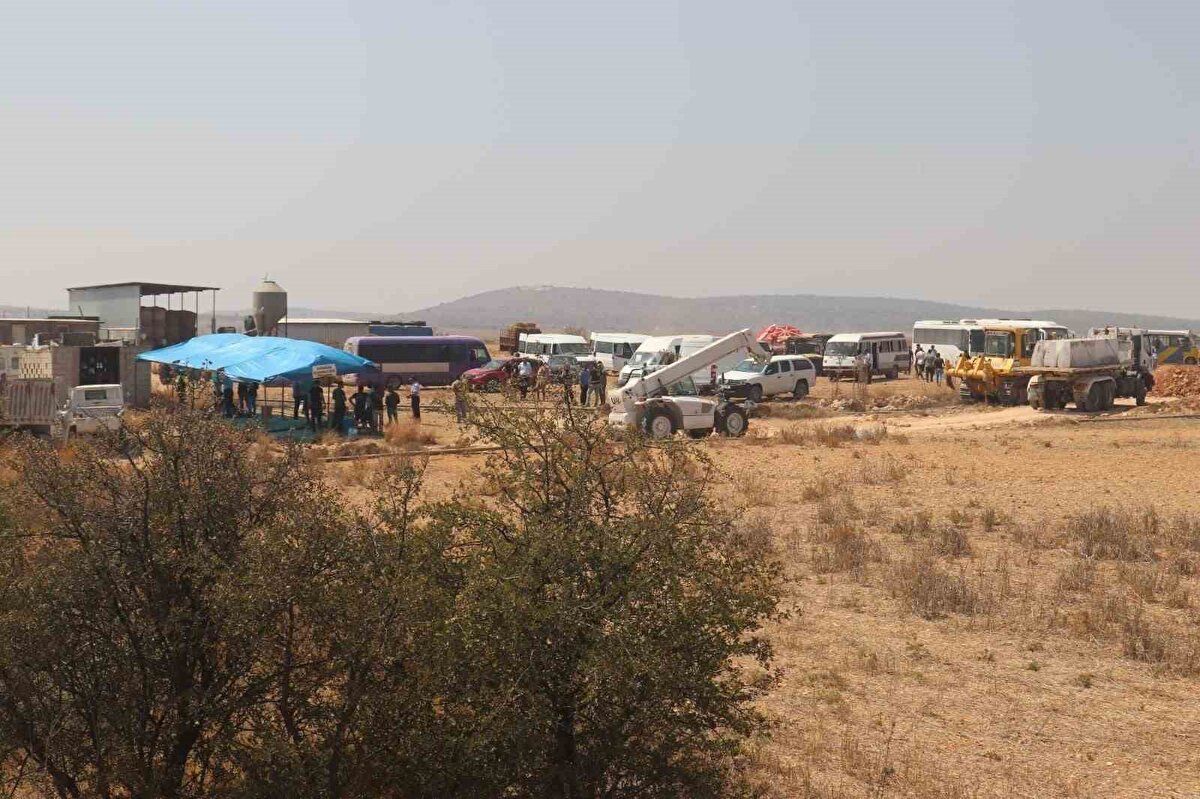 KKTC yönetiminin Birleşmiş Milletler kontrolünde bulunan Yeşil Hat üzerindeki Pile Köyü'ne kolay ulaşım sağlamak üzere dün başlattığı Pile-Yiğitler Yolu Projesi nedeniyle bölgede tansiyon yükseldi. Kıbrıs'taki Birleşmiş Milletler Barış Gücü (UNFICYP) askerleri, bölgede emniyeti sağlamak amacıyla bulunan KKTC polisine ve yol inşaat ekibine fiziksel müdahalede bulundu.<br><br>