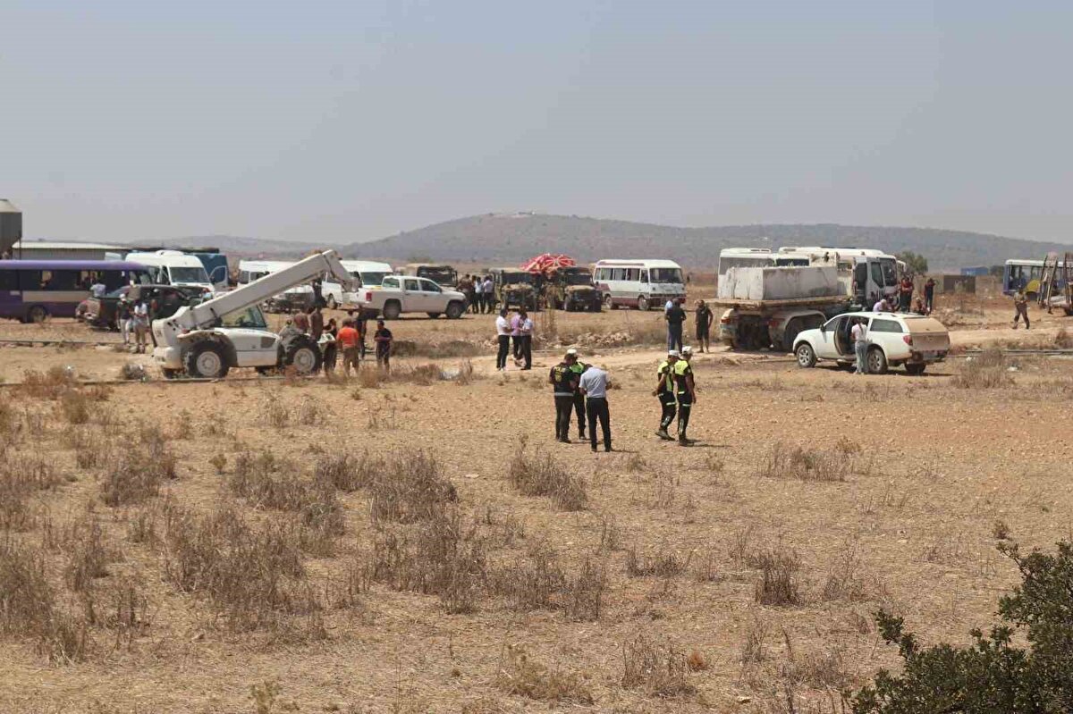 Kuzey Kıbrıs Türk Cumhuriyeti Bayındırlık ve Ulaştırma Bakanı Erhan Arıklı da Pile köyüne yönelik yol yapım çalışmalarına devam edildiğini bildirdi. Arıklı, yaptığı yazılı açıklamada, tamamen insani amaçlarla yapılan yol çalışmasının, BM Barış Gücü'nün tavrı nedeniyle geçici olarak durduğunu belirterek, "Pile'ye yol yapım çalışmaları devam ediyor. Ara bölgedeki Pile köyünde yaşayan vatandaşlarımızın daha güvenli, sorunsuz ve İngiliz Egemen Bölgelerine muhtaç kalmadan Kuzey Kıbrıs Türk Cumhuriyeti'ne erişebilmeleri için Yiğitler-Pile Yolu Projesi'ni başlattık. Tüm engellemelere rağmen yol çalışması devam ediyor." ifadelerini kullandı.<br><br>