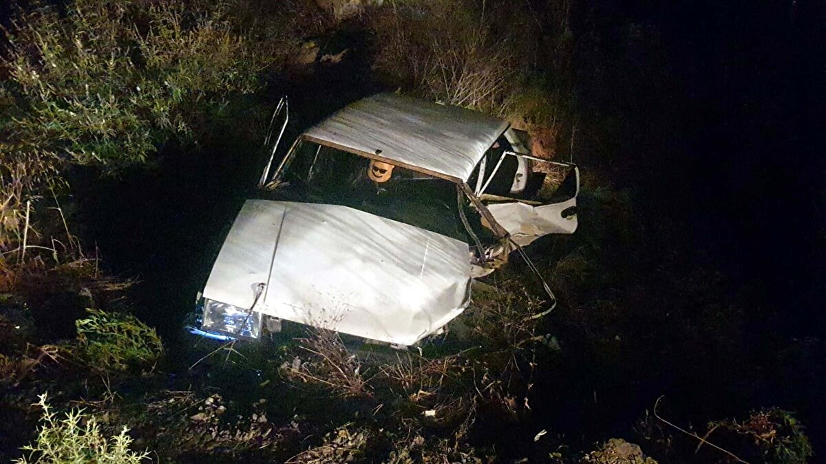 Kaza, dün saat 21.00 sıralarında Dörttepe mevkiinde meydana geldi. Milas ilçesinden Bodrum yönüne giden Ercan Gülen'in kullandığı 06 CFP 186 plakalı otomobil, sürücüsünün kontrolü kaybetmesi sonucu refüjü aşarak, karşı şeride geçti, Hüseyin Acar yönetimindeki 48 ACV 39 plakalı kamyonet ile İlker Sakallı yönetimindeki 48 KB 307 plakalı otomobile çarptıktan sonra yaklaşık 60 metreden yuvarlandı. 