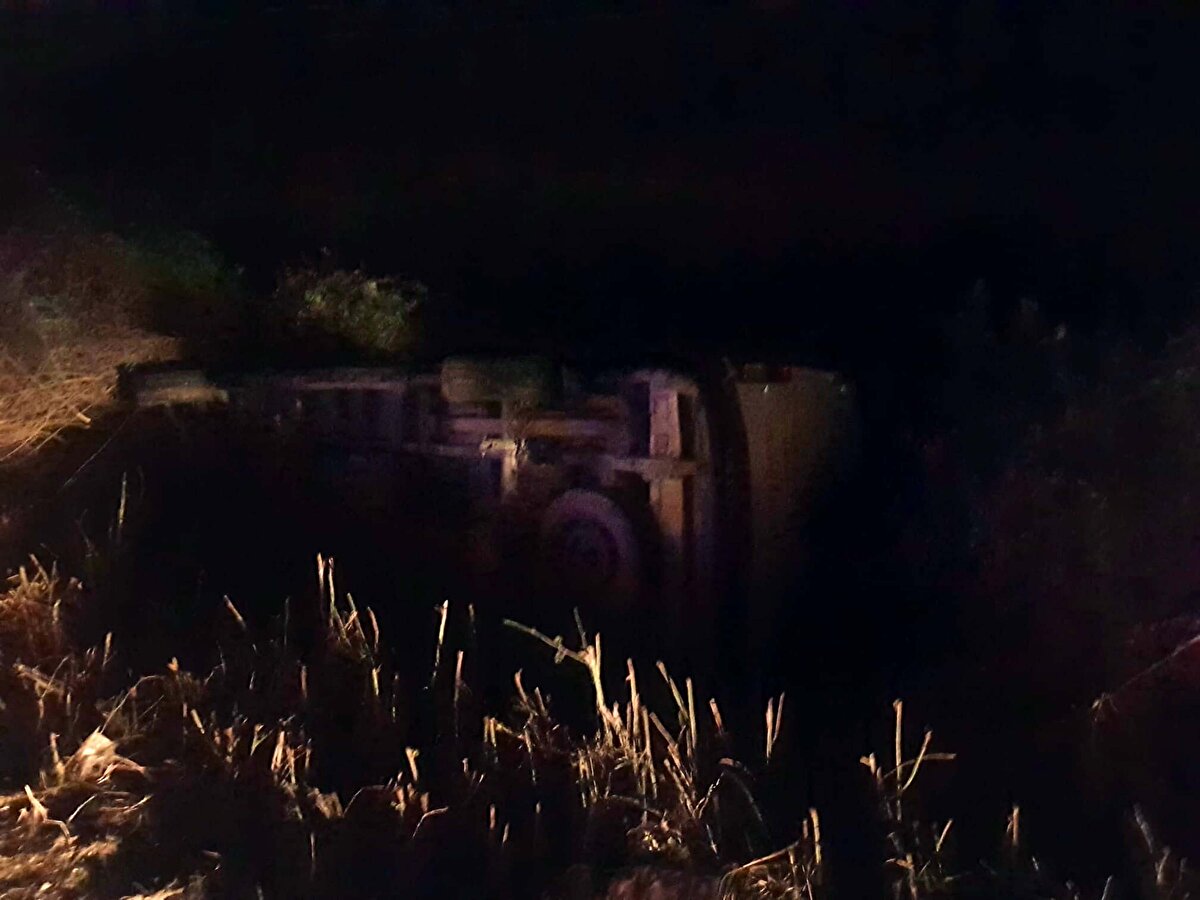 Kamyonet devrilirken, diğer otomobil ise refüje çıktı. Kazada, otomobillerde bulunan Sermin Gülen ve İsmail Behemoğlu yaşamını yitirdi. Sürücüler ile araçlardaki Elif Naz Gülen, Melih Akyol, Günnur Acar ve Kenan Çandır yaralandı.<br>Yoldan geçen diğer sürücülerin ihbarı üzerine bölgeye çok sayıda sağlık, itfaiye ve polis ekibi sevk edildi. Araçlarda sıkışan yaralılar, itfaiye ekiplerince çıkarıldı. İlk müdahaleleri kaza yerinde yapılan yaralılar, bölgedeki hastanelere kaldırıldı. 