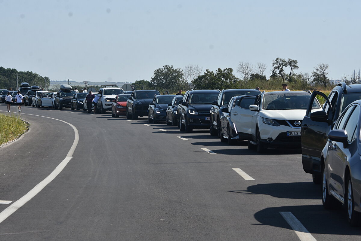 İpsala Sınır Kapısı bugün geçişlere açıldı ancak Pazarkule Sınır Kapısı'nda yoğunluk henüz devam ediyor.