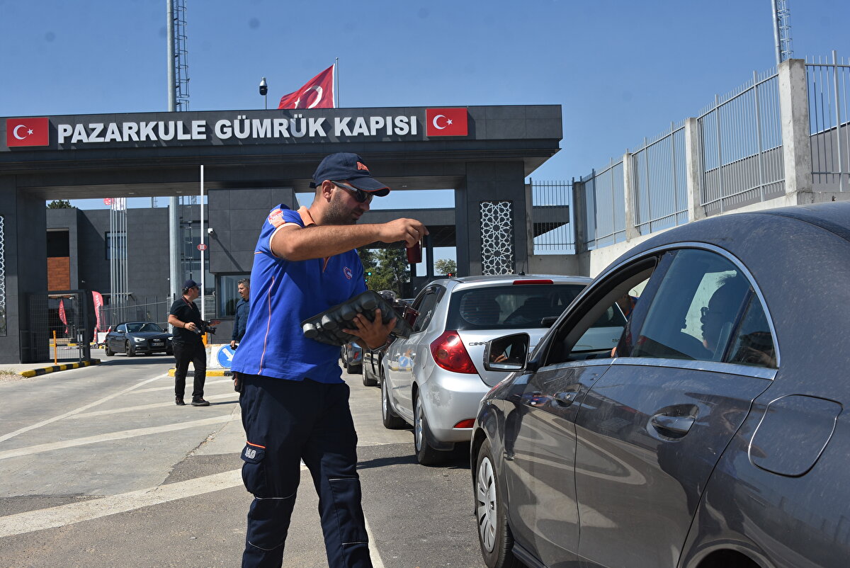 Hava sıcaklığının 35 derece ölçüldüğü Edirne'de, AFAD Edirne İl Müdürlüğü ekipleri, kuyrukta araçlarıyla çıkış için bekleyenlere, soğuk şerbet ve su dağıtımı yaptı.