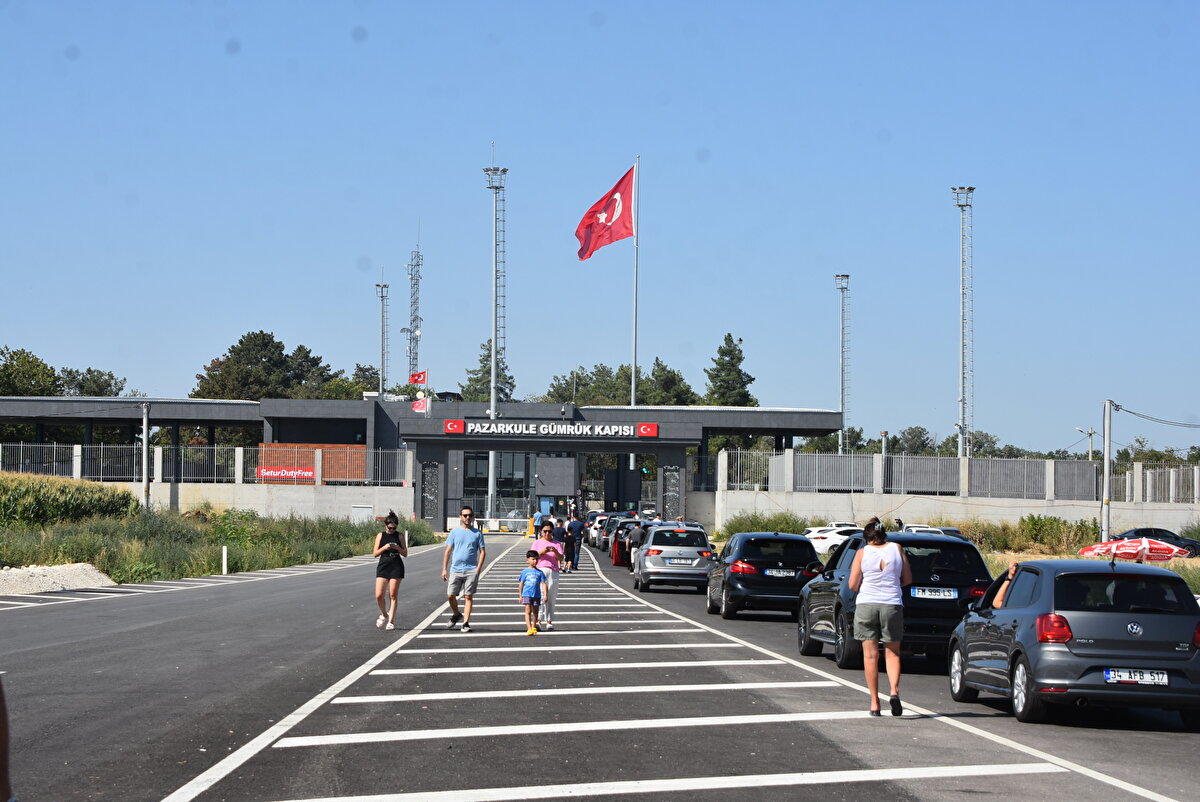 Almanya'ya giden Serdar Yaren ise "Pazarkule Sınır Kapısı'nda da yoğunluk var. Kapıkule Sınır Kapısı da yoğundu ve o yüzden buraya geldik. Yaklaşık bir buçuk saat oldu, bekliyoruz" diye konuştu.<br>İstanbul'dan tatil için Yunanistan'ın Kavala kentine gitmek için Pazarkule Sınır Kapısı'na gelen Lora Toros'da, "Yunanistan'ın Kavala kentine gitmek istedik ama İpsala Sınır Kapısı kapalı olduğu için burayı tercih ettik. Sabah 06.00'dan bu yana yollardayız. Umarım bir an önce yangın söner" ifadelerini kullandı.