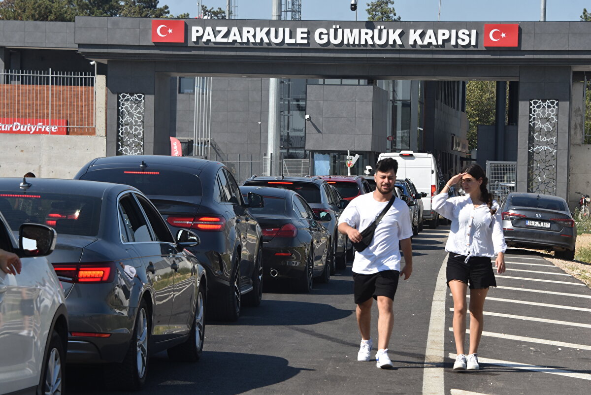 İpsala Sınır Kapısı'na giden gurbetçiler, Pazarkule Sınır Kapısı'na yönlendirildi. Araç yoğunluğu nedeniyle Pazarkule Sınır Kapısı'nda uzun araç kuyrukları oluştu.