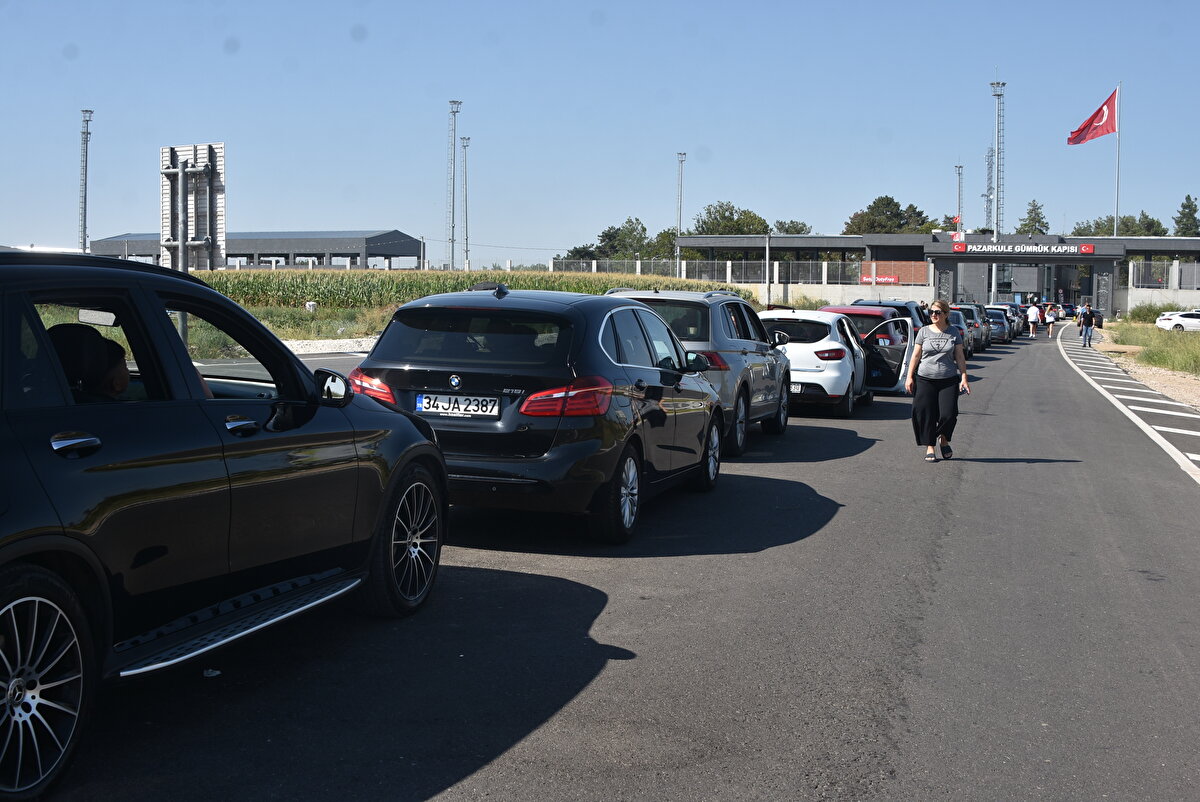 Şanlıurfa'da geçirdiği yaz tatilinin ardından Fransa'ya gitmek için Pazarkule Sınır Kapısı'na gelen Yusuf Demir, "Gece Yunanistan'a çıkış yapmak için İpsala sınır Kapısı'na geldim. Burada sınır kapısının kapalı olduğunu öğrendim. Otelde konakladım ve bir saat önce de buraya geldim. Çıkış yapmak için bekliyoruz. Bizim beklememiz önemli değil, inşallah oradaki yangın bir an önce söndürülür" dedi.