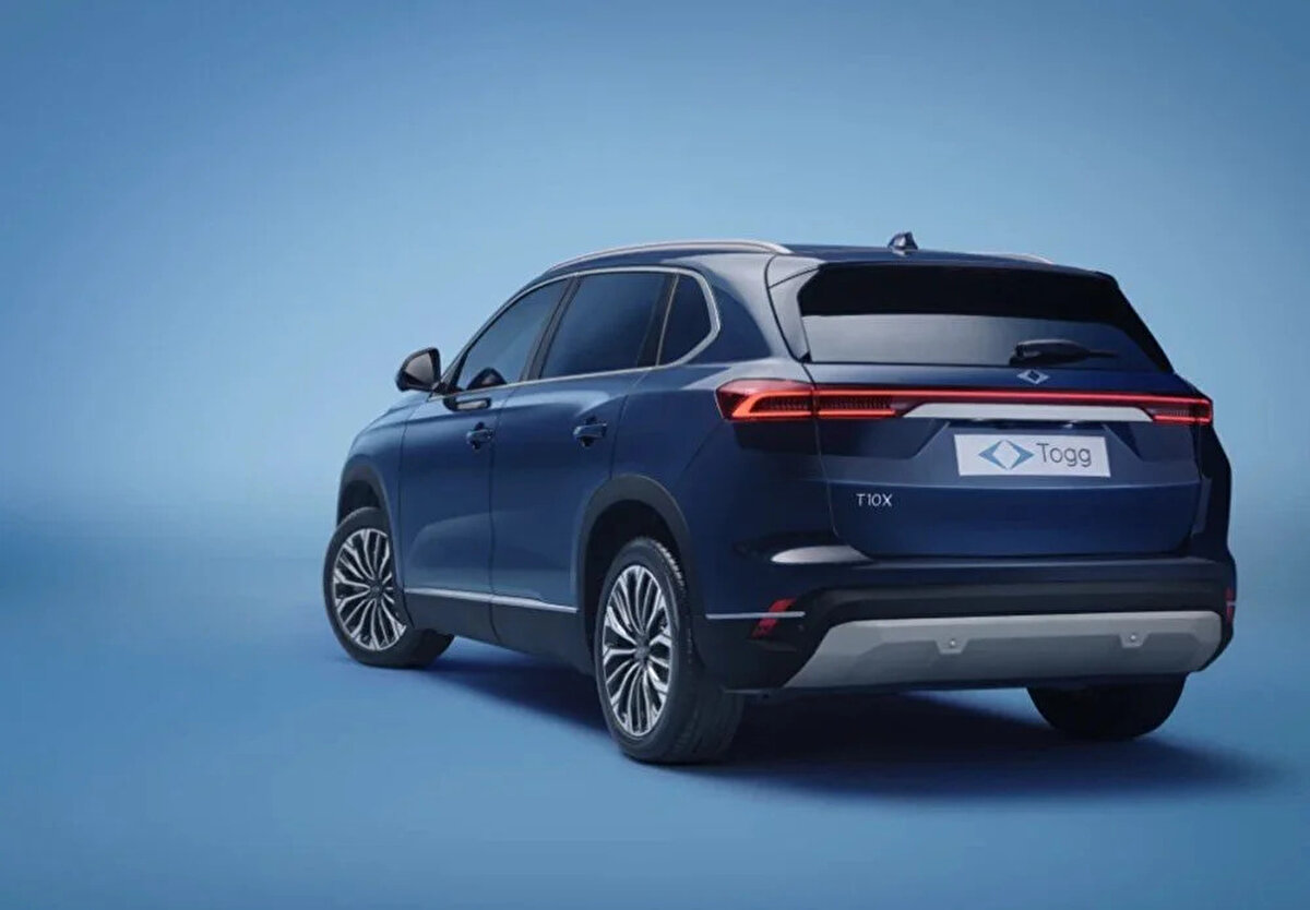 YASAK EKSTRALARLA DELİNMEYE ÇALIŞILDI<br>Bazı araç satıcıları, söz konusu kısıtlamayı delmek için çeşitli yollar ararken ilk olarak "ekstralar" bahane edilmeye başlandı. Buna göre, ikinci el araç satanlar, ilan sitelerinde aracın fiyatını sıfır fiyatının altında duyuruyor ancak araçta cam filmi, kaput filmi, boya koruma, hız sabitleyici, anahtarsız giriş gibi ekstra donanım ve aksesuarların yer alması bahane edilerek, satış fiyatı dışında ek bedeller talep ediliyor. Böylece, aracın fiyatı sıfır fiyatını aşmış oluyor.