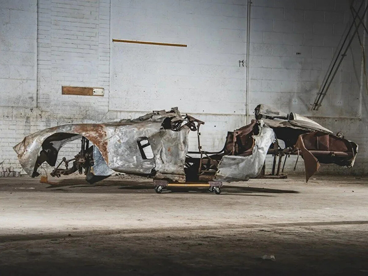 Araba, 1960'larda bir yarış sırasında alev aldı ve onlarca yıl hiç dokunulmadı.<br><br>Analistler, yeni alıcının tekrar yarışabilmesi için onu eski haline getirmek isteyebileceğini söylüyor.