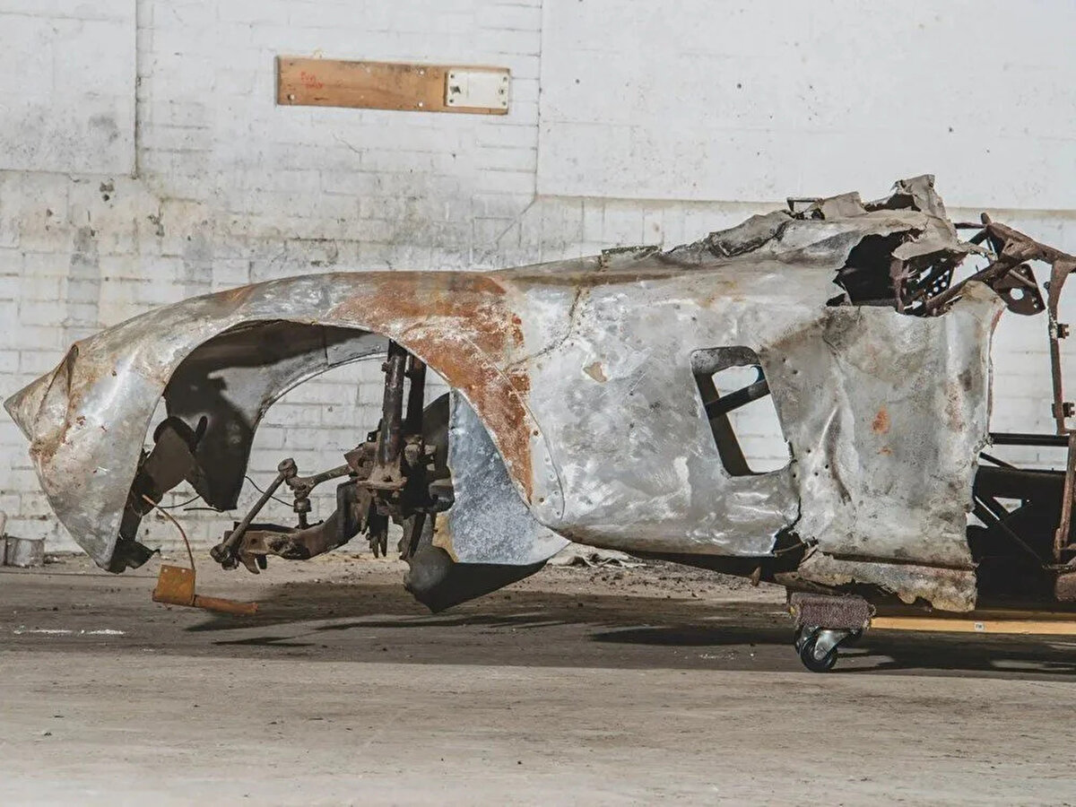 Yıllar boyunca, Mondial birçok kez kaza yaptı ve yangın hasarına uğradı.<br><br>1978'de, onu hasarlı haliyle koruyan ABD'li bir koleksiyoncu tarafından satın alındı.<br><br>Müzayedeci RM Sotheby's, aracın "arabayı ihtişamlı günlerinin durumuna döndürmek için kapsamlı bir restorasyona" ihtiyaç duyacağını, ancak sürecin "çok faydalı" olacağını söylüyor.