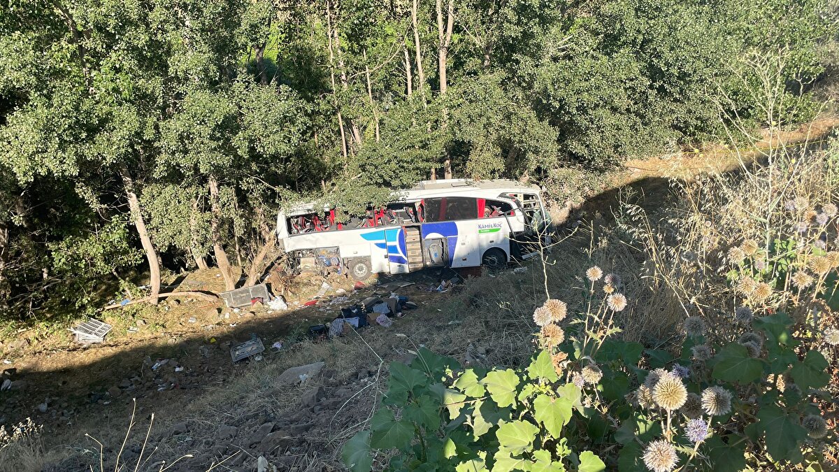 Yozgat Valisi Mehmet Ali Özkan, kaza yerinde yaptığı açıklamada, şunları kaydetti:<br><br>"Maalesef elim bir kazayla karşı karşıyayız. İlk verilen bilgilere göre, Sivas'tan İstanbul'a gitmekte olan bir firmaya ait otobüsümüz geldiği istikametten yolun karşı şeridine geçerek şarampole yuvarlanmış. Maalesef hayatını kaybeden, yaralanan arkadaşlarımız var. Arkadaşlarımız olayın ilk anından itibaren burada bizimle beraber. Emniyetimiz, jandarmamız, AFAD'ımız, Kaymakamımız tüm birimlerimizle burada. Hayatını kaybeden ve yaralı vatandaşlarımızı olay yerinden çıkarmış durumdayız. Yaralılarımızı, Yozgat ve Sorgun'daki hastanelerimize sevk etmiş vaziyetteyiz. Yine dikkatsizlikten kaynaklanan kaza olduğunu düşünüyoruz. Peşi sıra yapılan incelemelerde durum netleşecektir."