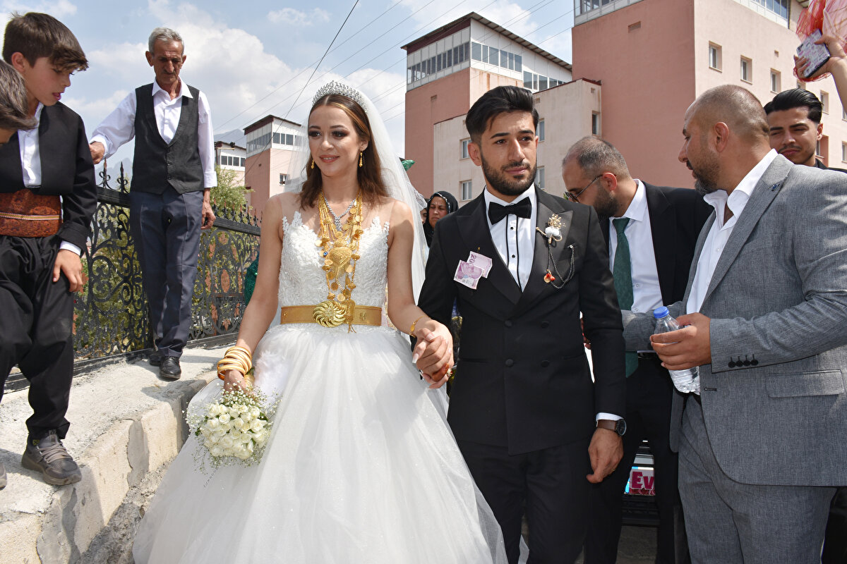İki gün süren düğüne katılan davetliler, halay çekerek genç çiftin mutluluğuna ortak oldu.<br><br>Yılmaz, AA muhabirine, Bilgi Üniversitesinden mezun olduktan sonra 1,5 yıl önce çalışmak için Antalya'ya gittiğini söyledi.<br><br>