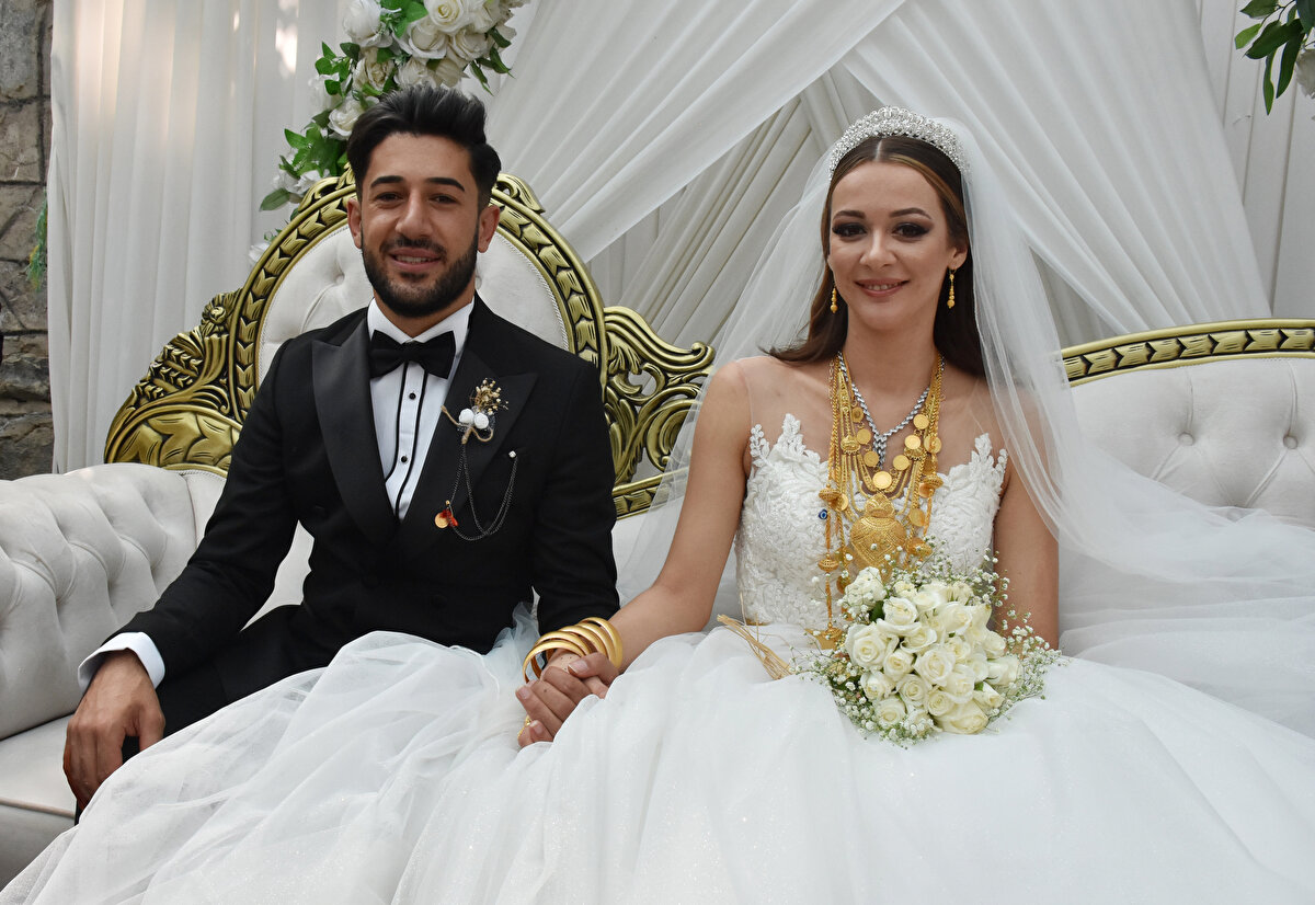 Otelde çalışırken Ludwig ile tanıştığını, bir süre arkadaşlık yaptıklarını anlatan Yılmaz, şöyle konuştu:<br><br>"Kendisi zaman zaman beni ziyarete geldi. Ben de onu ailemle tanıştırdım. Sonra evlenmeye karar verdik. Hakkari yöresini tanıttım. Burayı çok sevdi. İnsanlarımız çok misafirperver. Düğüne katılan herkese çok teşekkür ederim. Geleneklerimize göre düğün iki gün iki gece yapılıyor. Eşimin annesi de burada. O da çok mutlu. İlk kez böyle bir şey gördü. Bundan sonra Almanya'da kalmayı düşünüyoruz. Eşim burada karşılaştığı ilgi karşısında çok şaşırdı. Herkes çok ilgili. O da bu ilgiyi beklemiyordu."<br><br>Ludwig ise kentte bulunmaktan mutluluk duyduğunu dile getirerek, "Almanya'da düğünlere bu kadar kişi katılmıyor. Böyle renkli geçmiyor. Burada herkes çok ilgili. Çok heyecanlı ve çok mutluyum. Eşimi seviyorum. Çok şaşırdım. Farklı gelenekler var burada. Türkiye'yi seviyorum." dedi.<br>