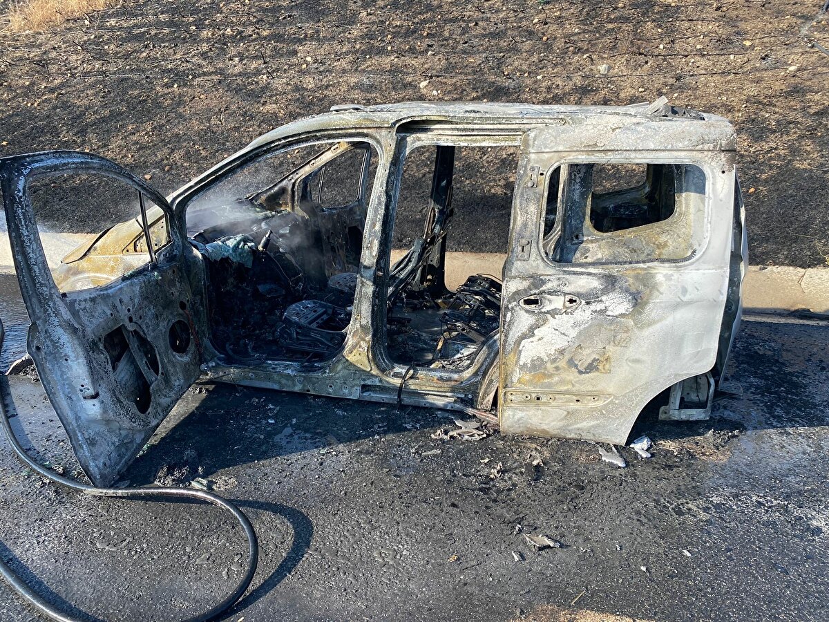 Öte yandan, yangın nedeniyle kullanılmaz hale gelen otomobildeki yolcuların yara almadan kurtulduğu öğrenildi. Bölgede soğutma çalışmaları başlatıldı. 
