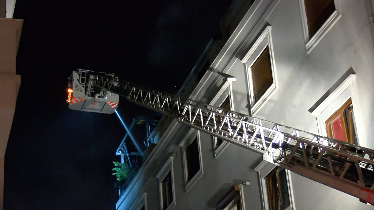 Yaralıların hayati tehlikesinin bulunmadığı öğrenildi.<br>Görgü tanıklarından Ahmet Şahin, "Yangın bir hayli alevliydi. Vaziyet onu gösteriyordu. En üst katta dubleks denilen yer yanıyordu. Kadının kendini attığını gördük. Demirlere asılı vaziyetteydi" dedi.<br>Bir başka görgü tanığı Cüneyt Özmen ise, "İşten geliyordum zaten. Bu alev zaten dört yola kadar görünüyordu. Ben de iş çıkışında polis arabalarının peşine düştüm. Kadın, amcanın dediği gibi asılıymış. Asılı görmüşler yani kendini bırakırken. Çok yüksek bir alev vardı, öyle böyle değildi' diye konuştu.<br>Polis ekiplerinin yangınla ilgili incelemesi sürüyor.