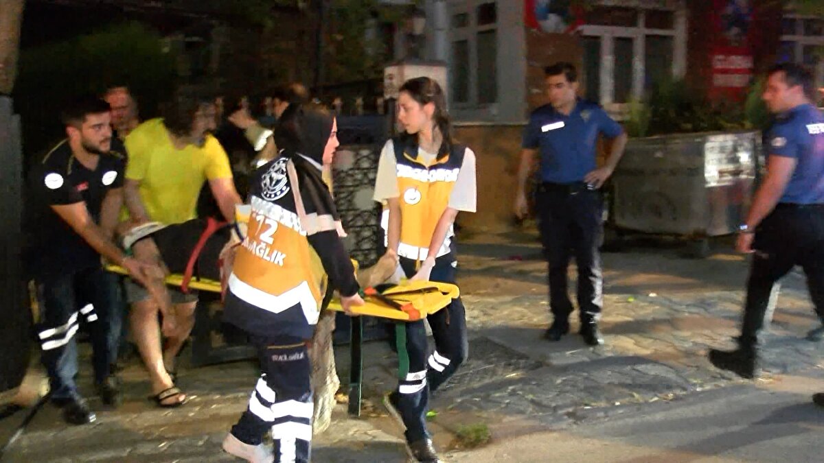 Sağlık ekipleri, Cemil Arslan ve Şeyma Arslan'a olay yerinde ilk müdahaleyi yaptıktan sonra Kadıköy Numune Devlet Hastanesi'ne sevk etti.<br>