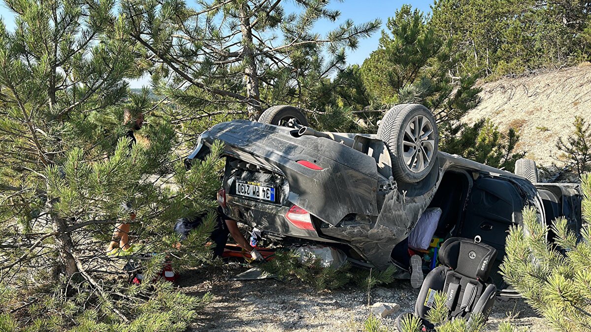 Savrulan otomobiller, şarampole devrildi. Kazada sürücü Kılınç'ın eşi Hanım Kılınç (41), oğlu Turhan Kılınç (12) ile diğer araç sürücüsü Murat Musa Akay, yanındaki Çiğdem Çıkmaz Akay (48), Şeyma Çıkmaz (29) ve Osman Tuna Çıkmaz (2) yaralandı. <br>