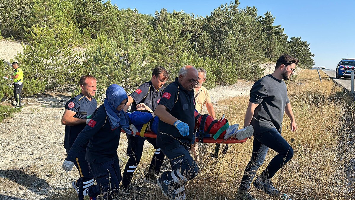 İhbar üzerine kaza yerine sevk edilen sağlık ekibinin ilk müdahalesinin ardından yaralılar, Kütahya Evliya Çelebi Eğitim ve Araştırma Hastanesi'ne kaldırılarak tedavi altına alındı.