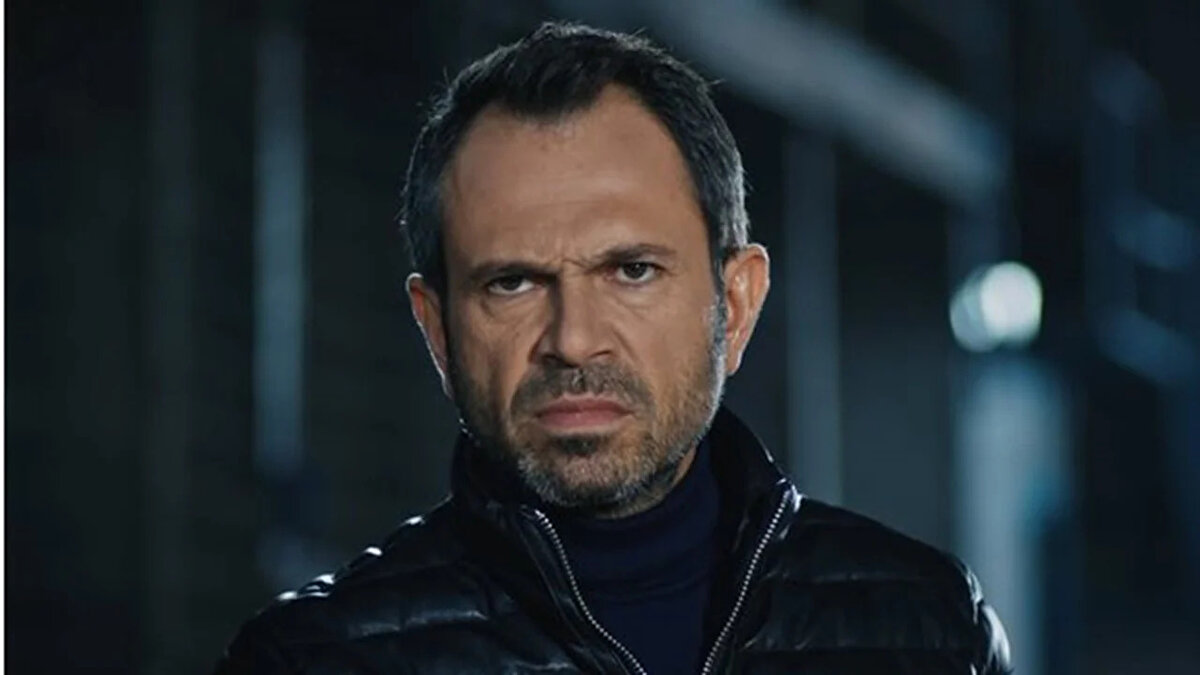 Hafif yaralanan oyuncu Olgun Şimşek ile Mehmet İlker Teker, ambulansla hastaneye kaldırıldı. 