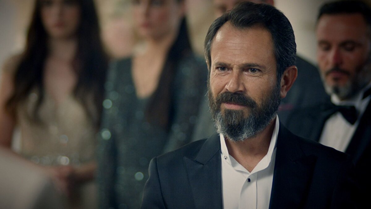 Olgun Şimşek kimdir ?<br><br>Olgun Şimşek (1971, Bursa), Türk oyuncu ve müzisyendir. İlköğretim ve ortaöğretimini Bursa, Mustafakemalpaşa'da tamamlamış, Mustafakemalpaşa Lisesinden mezun olmuştur. İstanbul Üniversitesi Devlet Konservatuvarı Oyunculuk Ana Sanat Bölümü mezunu olan sanatçı, 1993 yılında sanat hayatına başladı. Televizyonda şov programlarında çıkan Şimşek, Bir Demet Tiyatro komedi dizisindeki "Kudret" tiplemesiyle Yedi Numara komedi dizisindeki "Sabit Ballıoğlu" karakteri ve İbo Show'daki "Güçlü" karakteri ile geniş kitlelerce tanındı. 