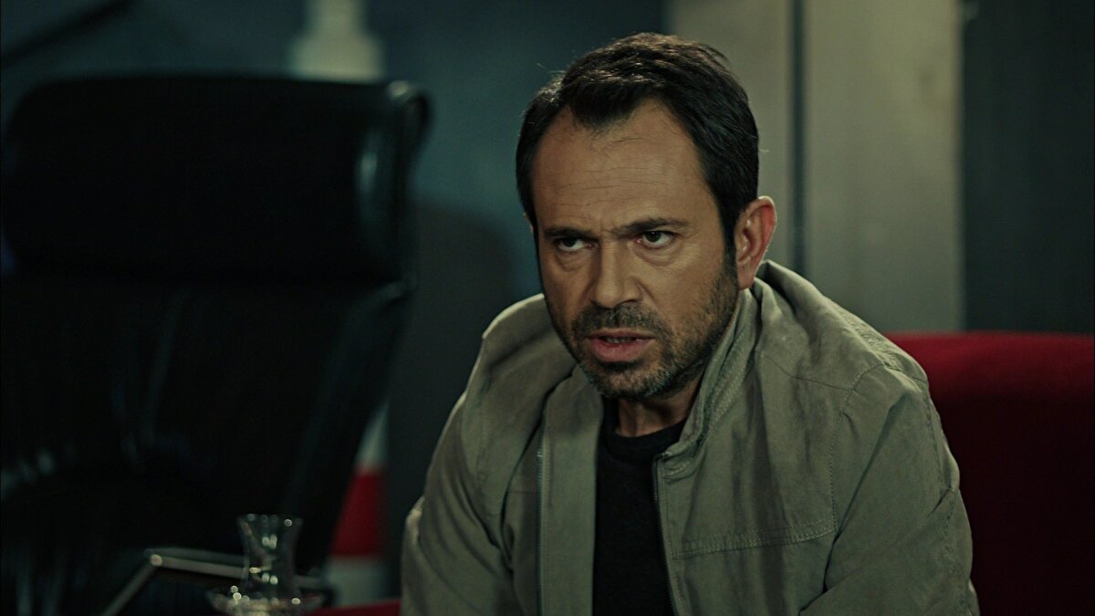 Yazı Tura filmiyle birçok ödül kazanmıştır. Yalan Dünya dizisindeki "Selahattin" karakteri ile Türk Ekonomi Bankası'nın reklâmlarında oynamıştır. Olgun Şimşek Bingöllü Alevi Kürt bir baba ile Bursalı Sünni Türkmen bir annenin çocuğu olarak dünyaya gelmiştir. İlk evliliğini Şebnem Sönmez ile yapan sanatçı, 19 Kasım 2011 tarihinde Zeynep Kocabeyoğlu ile evlenmiştir.<br><br>Tiyatro oyunları<br><br>1990: Masal Bahçesi: Ali Taygun - İstanbul Devlet Tiyatrosu<br><br>1997: Otogargara: Yılmaz Erdoğan - BKM<br><br>