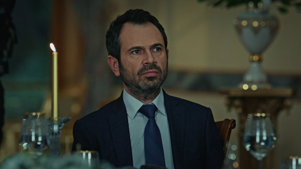 Ödüller<br><br>1999: Ankara Film Festivali, "Umut Veren Yeni Erkek Oyuncu" Ödülü, Karışık Pizza<br><br>2004: Antalya Altın Portakal Film Festivali, "En İyi Erkek Oyuncu" Ödülü, Yazı Tura<br><br>2004: Sinema Yazarları Derneği Türk Sineması Ödülleri, "En İyi Erkek Oyuncu" Ödülü, Yazı Tura<br><br>2004: Orhon Murat Arıburnu Ödülleri, "En İyi Erkek Oyuncu" Ödülü, Yazı Tura<br><br>2005: Adana Altın Koza Film Festivali, "En İyi Erkek Oyuncu" Ödülü, Yazı Tura<br><br>2005: Ankara Film Festivali, "En İyi Erkek Oyuncu" Ödülü, Yazı Tura<br><br>2005: Uluslararası İstanbul Film Festivali, "En İyi Erkek Oyuncu" Ödülü, Yazı Tura<br><br>2012: Antalya Televizyon Ödülleri, "Komedi Dizisi En İyi Erkek Oyuncu" Ödülü, Yalan Dünya