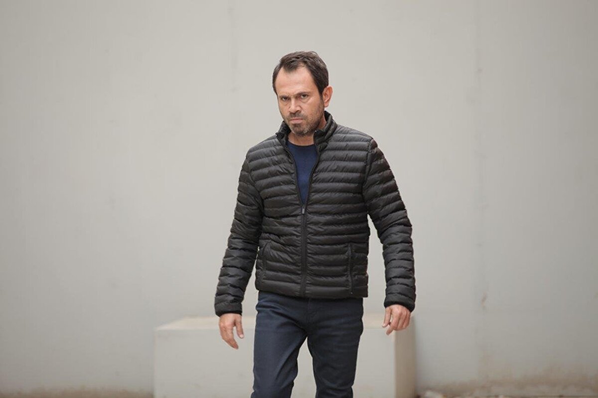 Filmografisi<br><br>1993: Tersine Dünya - Dizi<br><br>1993: Tetikçi Kemal - Dizi<br><br>1994: Aziz Ahmet - Dizi<br><br>1994: Gülşen Abi - Dizi<br><br>1995: Yer Çekimli Aşklar - Dizi<br><br>1996: Sihirli Ceket - Dizi<br><br>1996: Sultanım - Erkan Yılbaş - Dizi<br><br>1997: Bir Demet Tiyatro - KudretBahattin - Program<br><br>1998: Dış Kapının Mandalları - Dizi<br><br>1998: Karışık Pizza - Murat - Dizi<br><br>1998: Tatlı Rüyalar - Ali Haydar Akbayır - Dizi<br><br>2001: Yeşil Işık - Ferdi - Dizi<br><br>2002: Beşik Kertmesi - Dizi<br><br>2000-2003: Yedi Numara - Sabit Ballıoğlu - Dizi<br><br>2003: Alacakaranlık - Emir Büyükdereci - Dizi<br><br>2003: Yazı Tura - Rıdvan - Dizi<br><br>2005: Beyaz Gelincik - Aziz Kudret Tarhan - Dizi<br><br>2005: Kapıları Açmak - Cihan - Dizi<br><br>2008: Akşamdan Kalma - Hidayet<br><br>2009-2010: Kapalıçarşı - Mahmut - Dizi<br><br>2010: Akşamdan Kalma 2 - Hidayet<br><br>2012: Gözetleme Kulesi - Nihat - Dizi<br><br>2012: Yalan Dünya - SelahattinAhmet - Dizi<br><br>2012: Akşamdan Kalma 3 - Hidayet<br><br>2017: Eşkıya Dünyaya Hükümdar Olmaz - Yaşar Kimsesiz - Dizi<br><br>2017: Bana Söyleme - Yılmaz Akbağ - Dizi<br><br>2020: Ramo - Cihangir Hanlı - Dizi<br><br>2022: Cici - İnternet filmi<br><br>2023-: Terzi - Mustafa - İnternet dizisi<br><br>