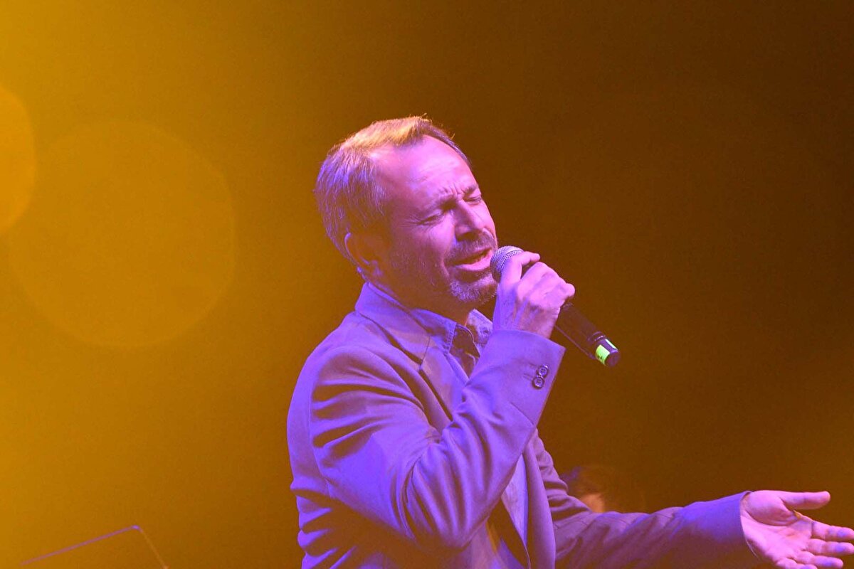 Savrulan refüje çıkana araçlar hasar gördü. 