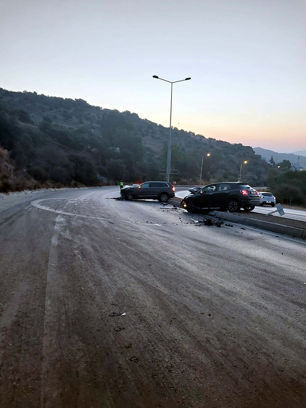 Mehmet İlker Teker yönetimindeki 48 R 7640 plakalı otomobil, ters yönde giden Olgun Şimşek idaresindeki 34 BUU 142 plakalı ciple kafa kafaya çarpıştı. 